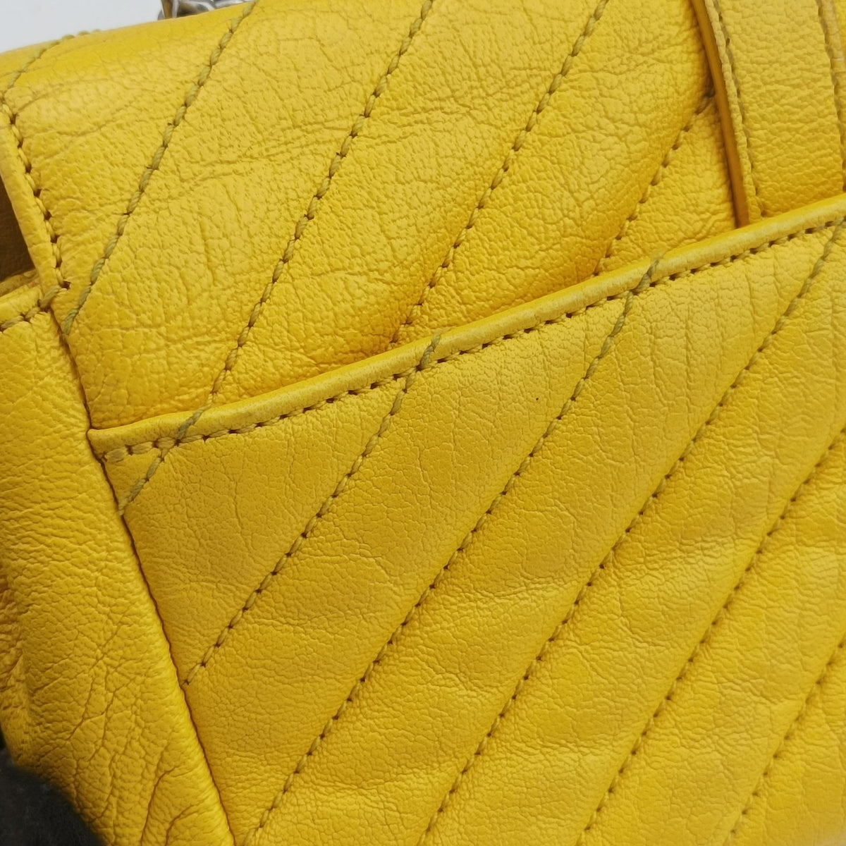 Pre-owned Yves Saint Laurent Baby Chai Yellow Leather 399289 shoulderbag | stylenewstar