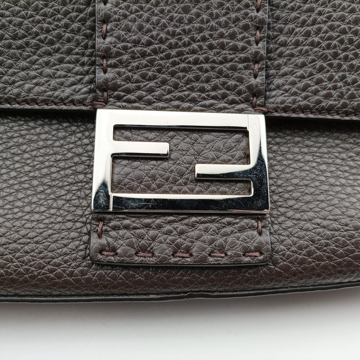 Pre-owned Fendi Baguette Brown Leather 7VA472 shoulderbag | stylenewstar