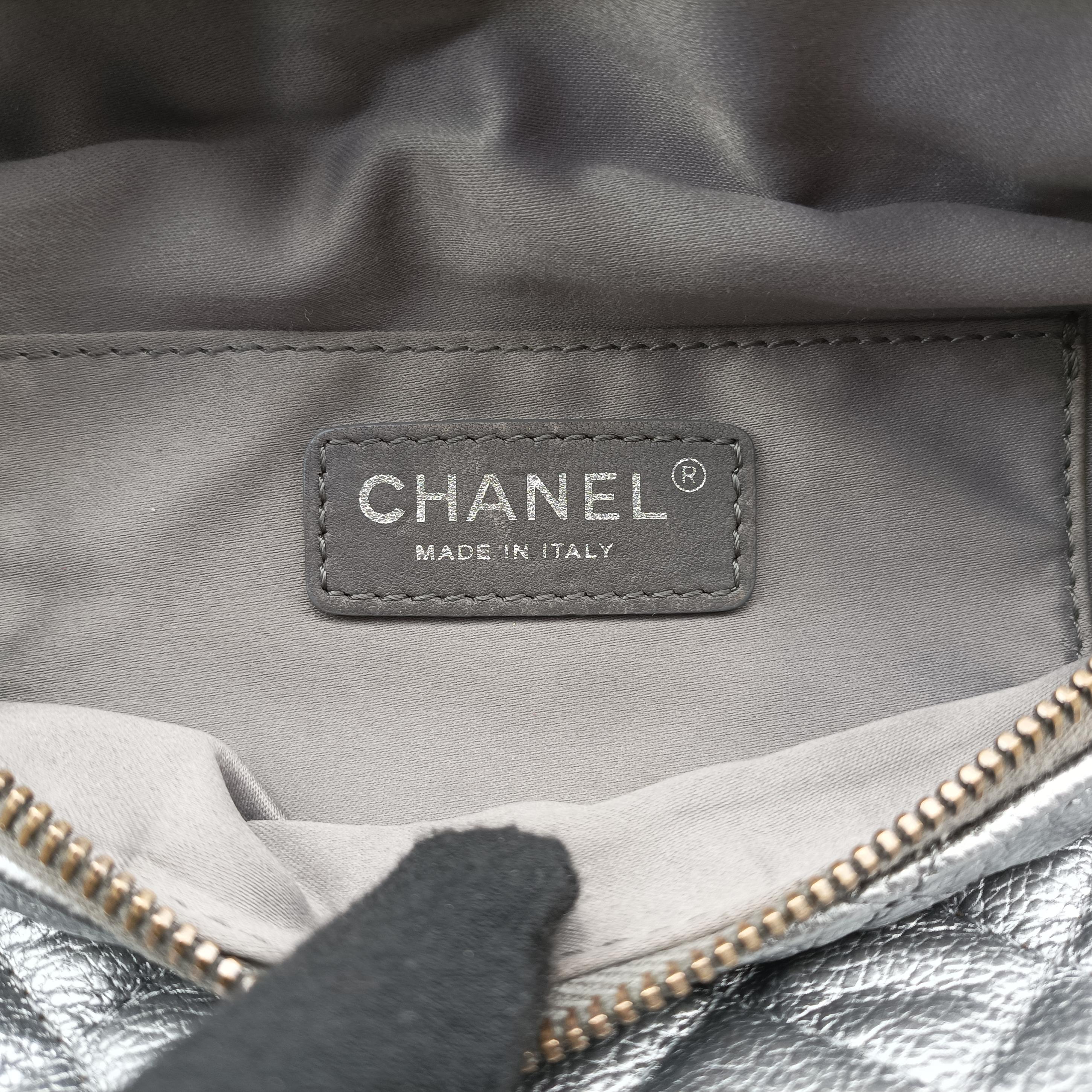 Pre-owned Chanel Matelasse Silver Leather A94102 bum bag/waist bag | stylenewstar