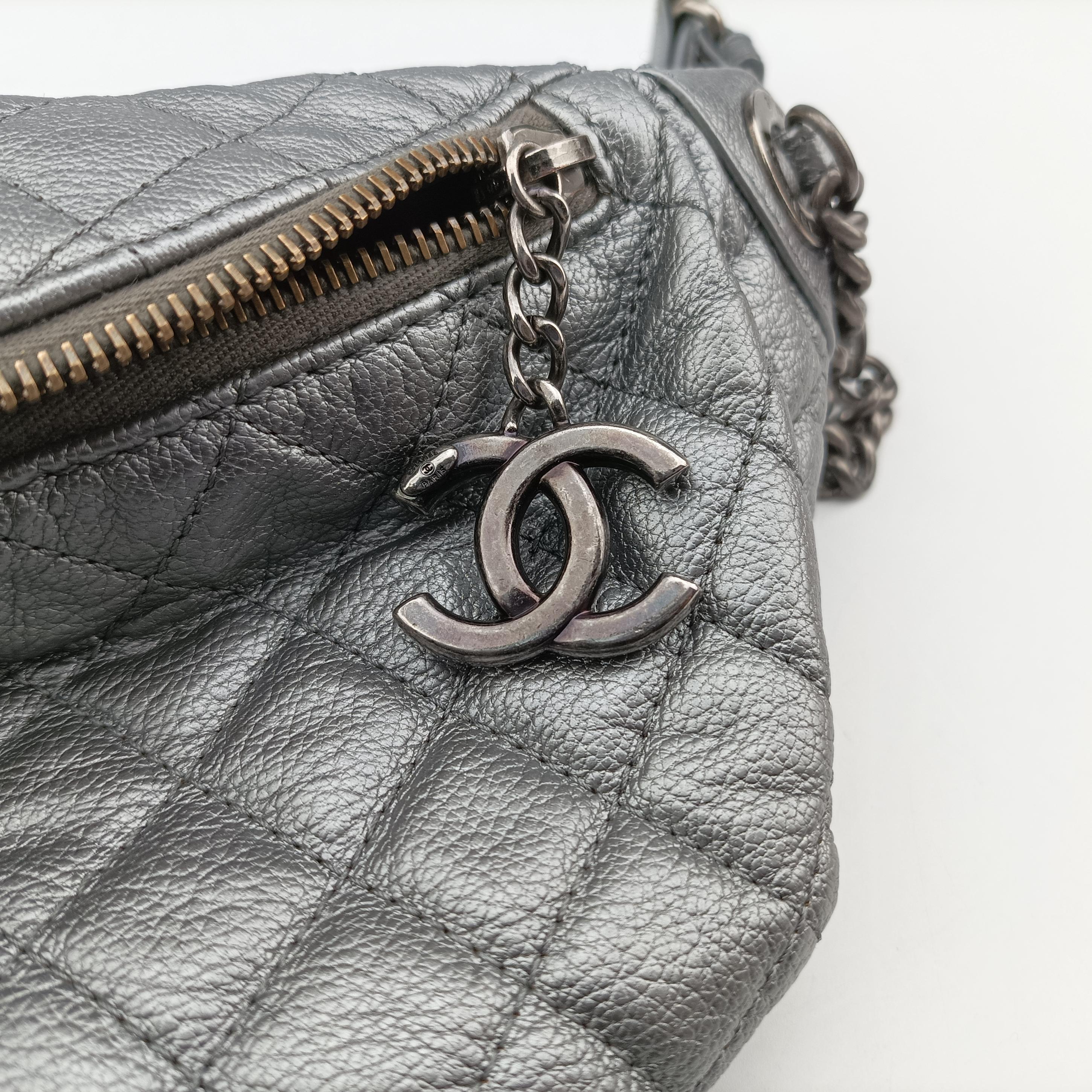 Pre-owned Chanel Matelasse Silver Leather A94102 bum bag/waist bag | stylenewstar