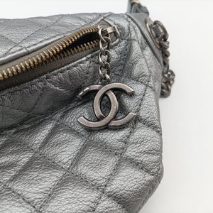 Pre-owned Chanel Matelasse Silver Leather A94102 bum bag/waist bag | stylenewstar
