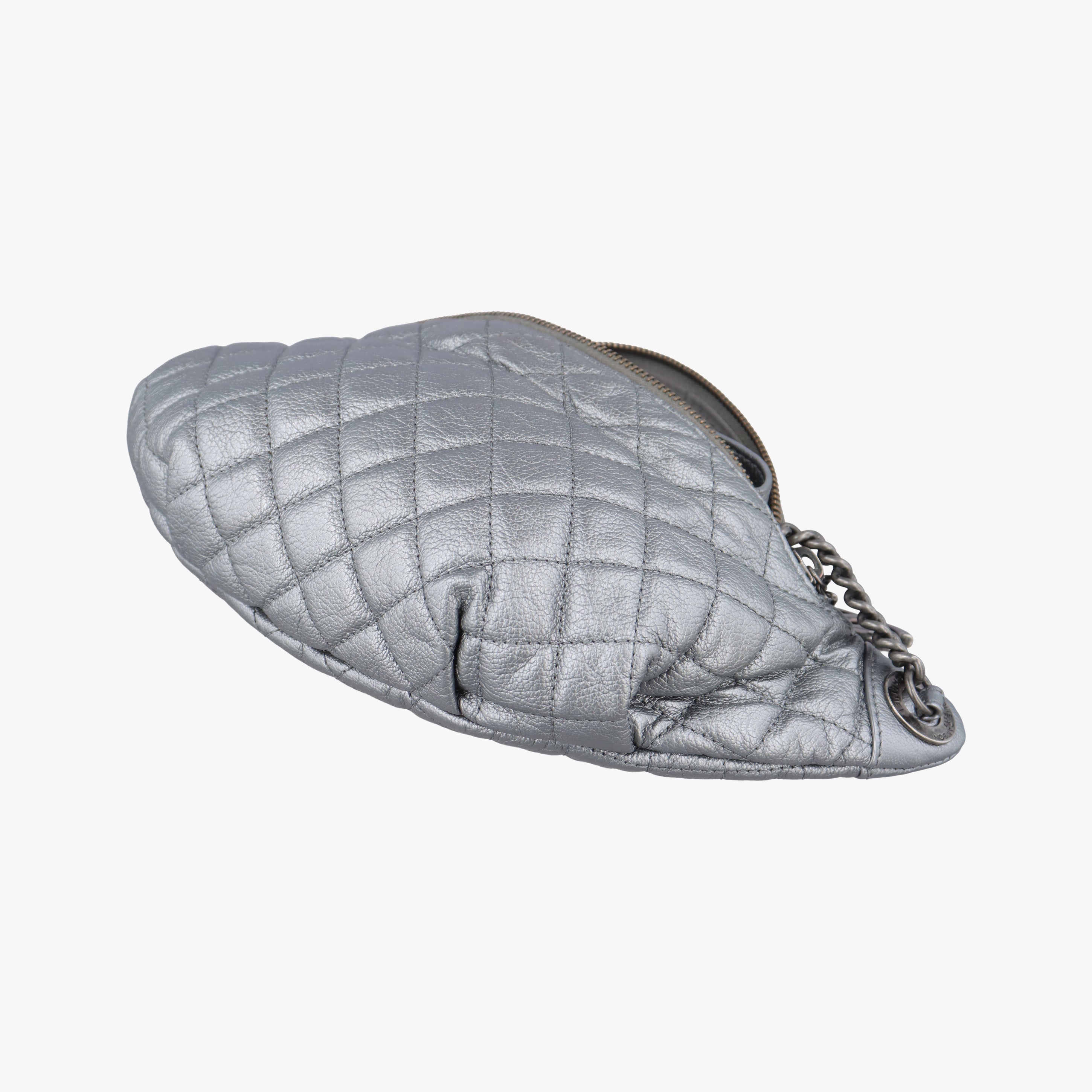 Pre-owned Chanel Matelasse Silver Leather A94102 bum bag/waist bag | stylenewstar