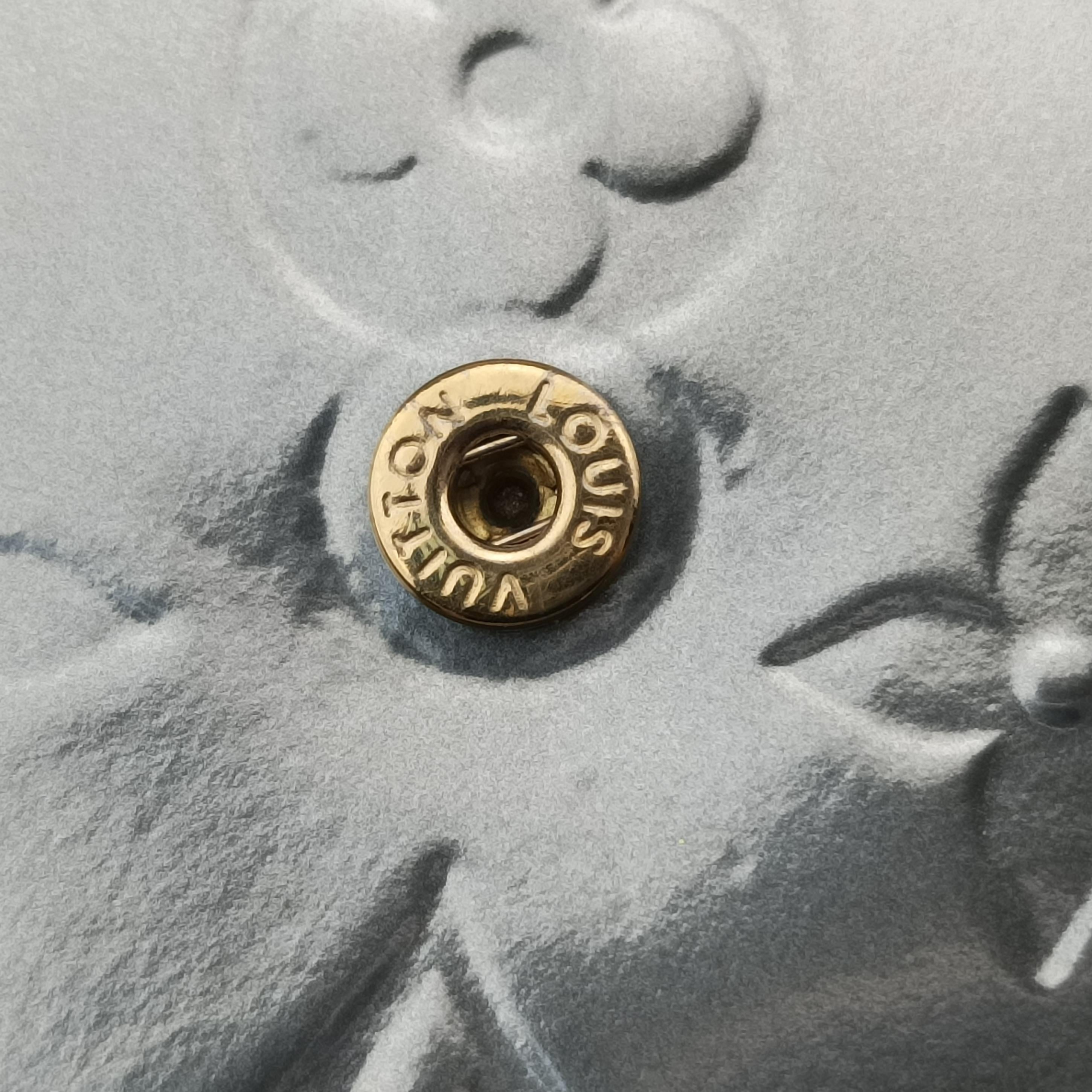 Vintage Louis Vuitton Pochette Felice Silver Vernis M68648 shoulderbag | stylenewstar