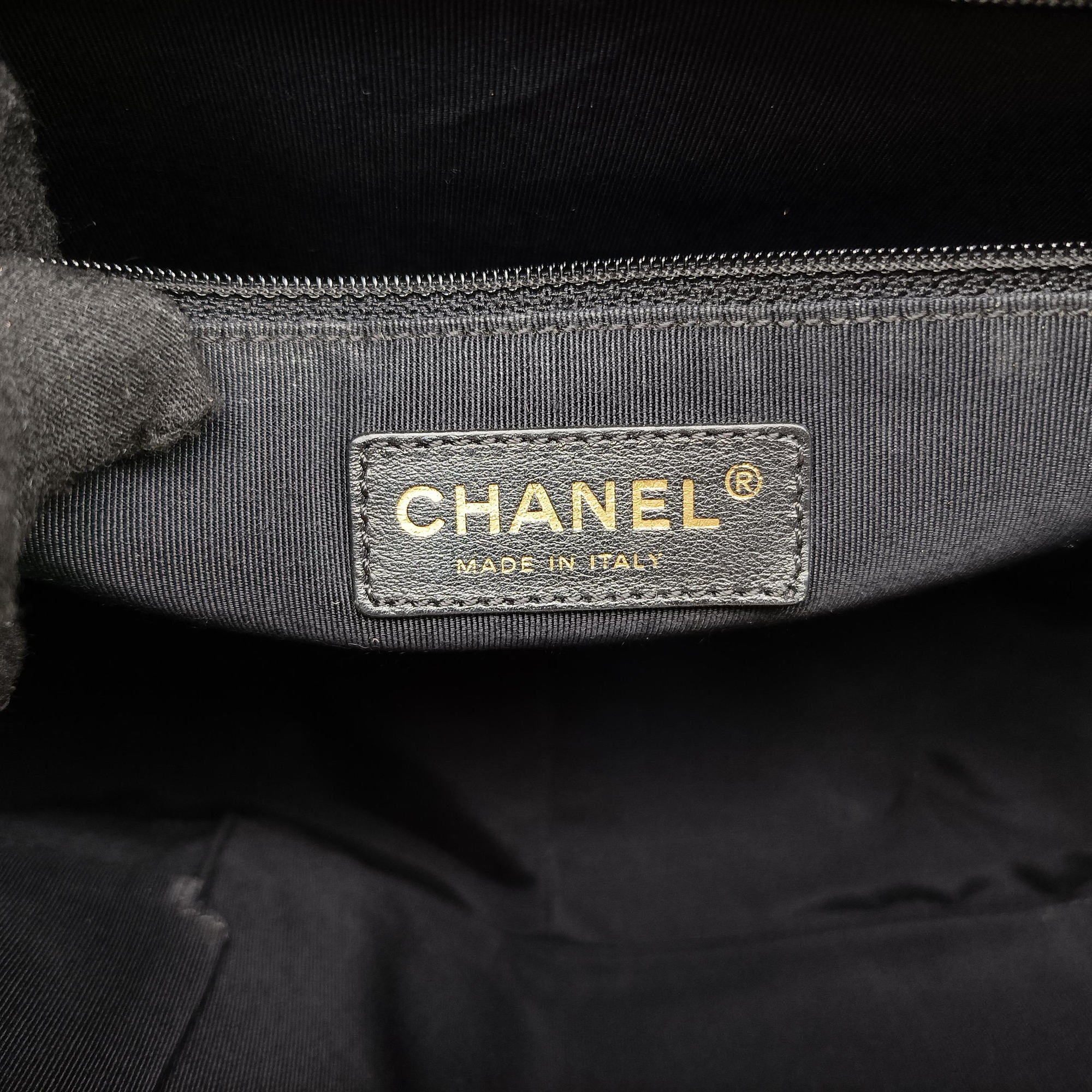 Vintage Chanel Jetsetter Boy Shopping White Leather A66714 shoulderbag | stylenewstar