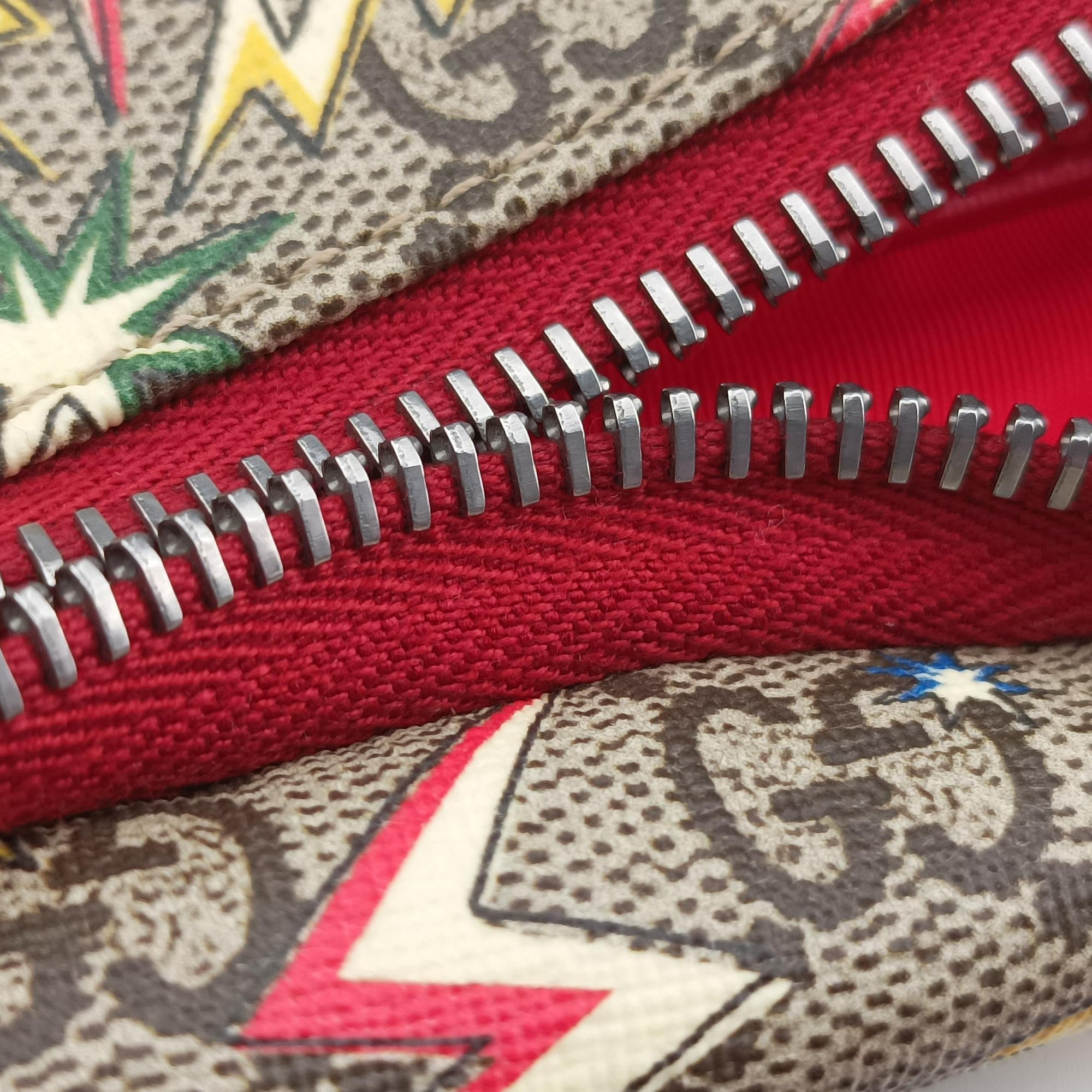 Pre-owned Gucci Kids GG Space beige×Multicolour PVC coated canvas 502095 bum bag/waist bag | stylenewstar