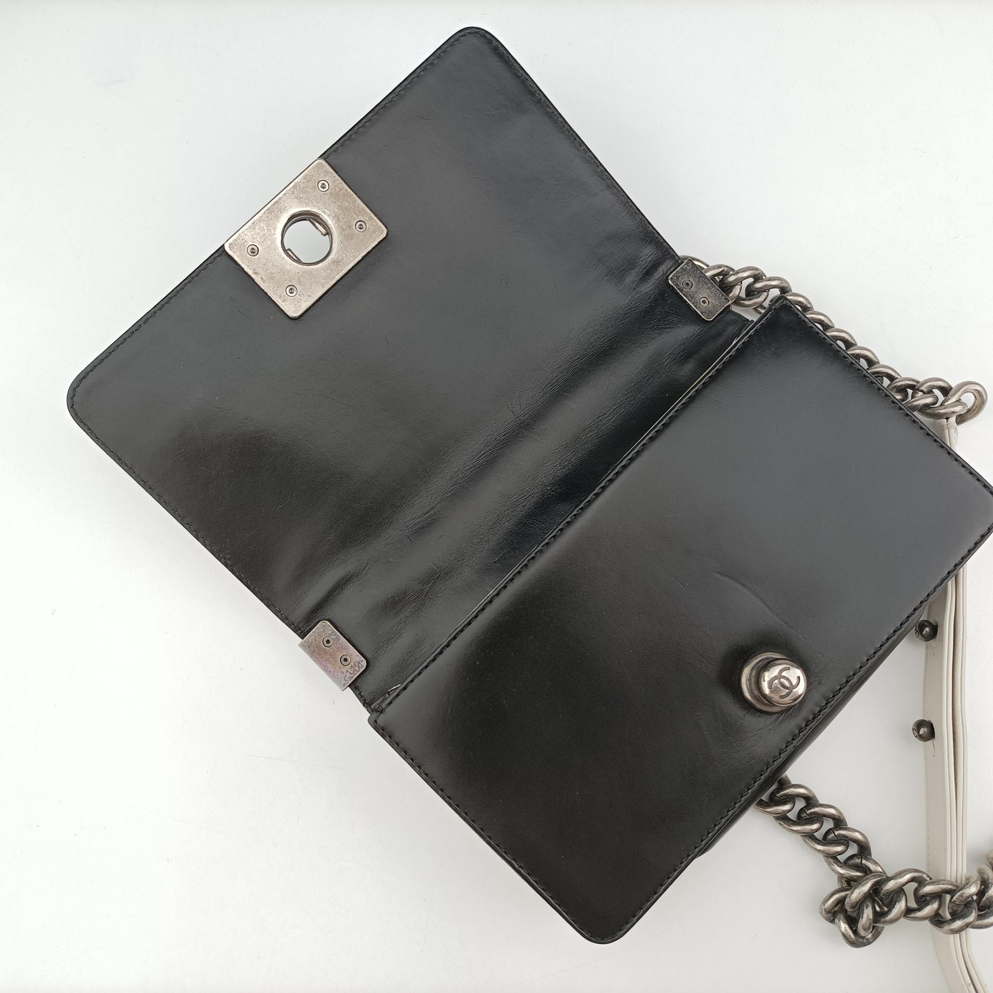 Pre-owned Chanel BOY CHANEL Black×white Leather A66712 shoulderbag | stylenewstar