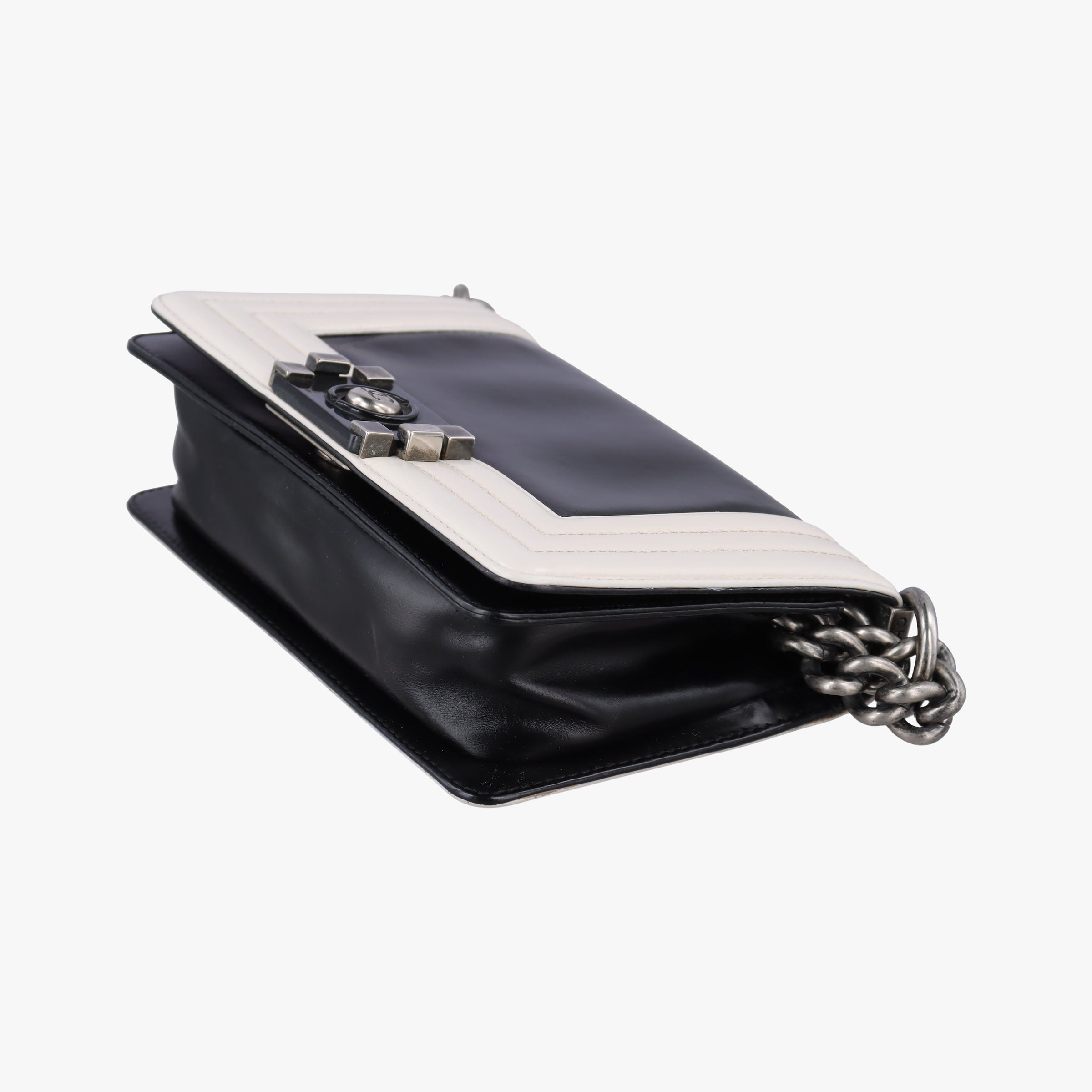 Pre-owned Chanel BOY CHANEL Black×white Leather A66712 shoulderbag | stylenewstar