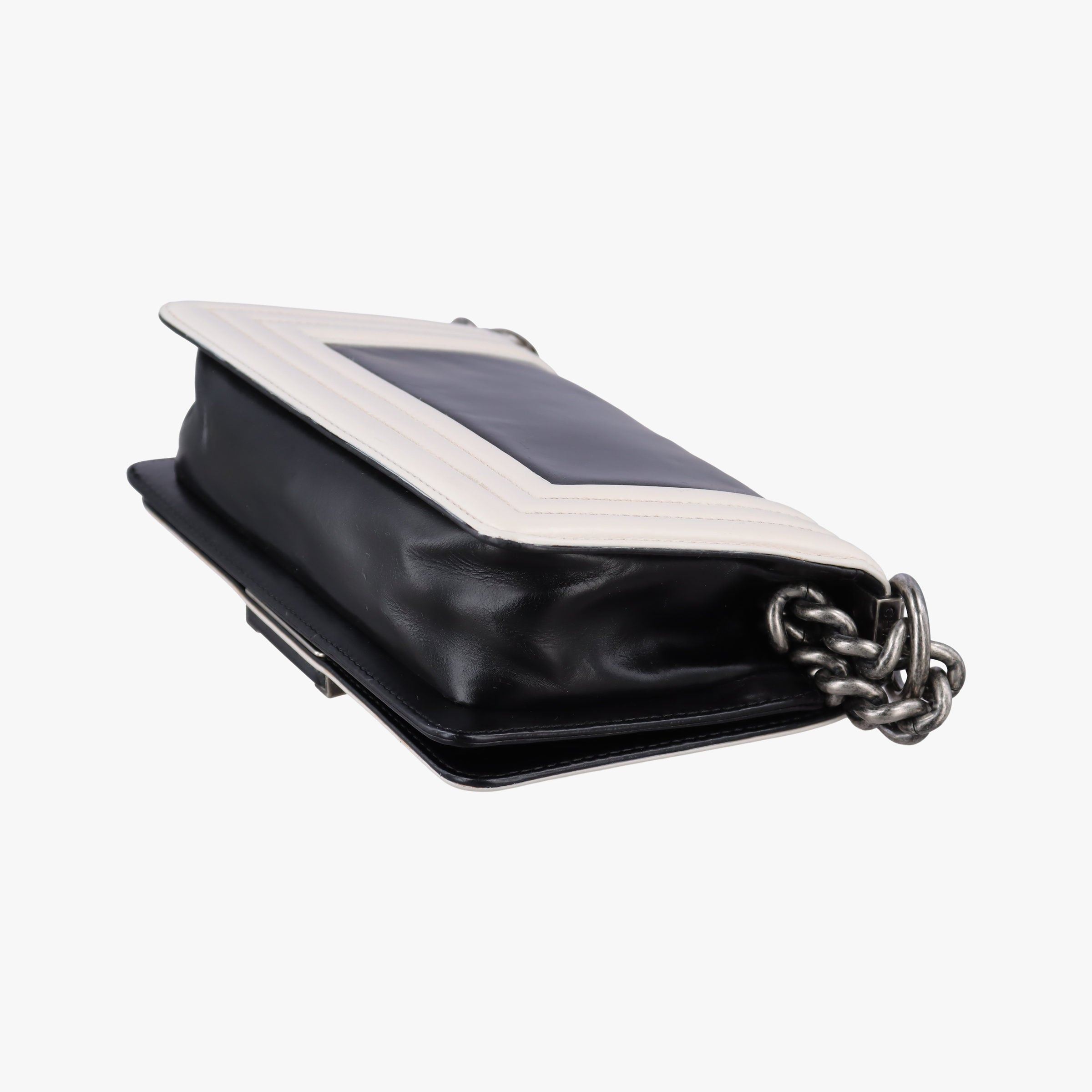 Pre-owned Chanel BOY CHANEL Black×white Leather A66712 shoulderbag | stylenewstar