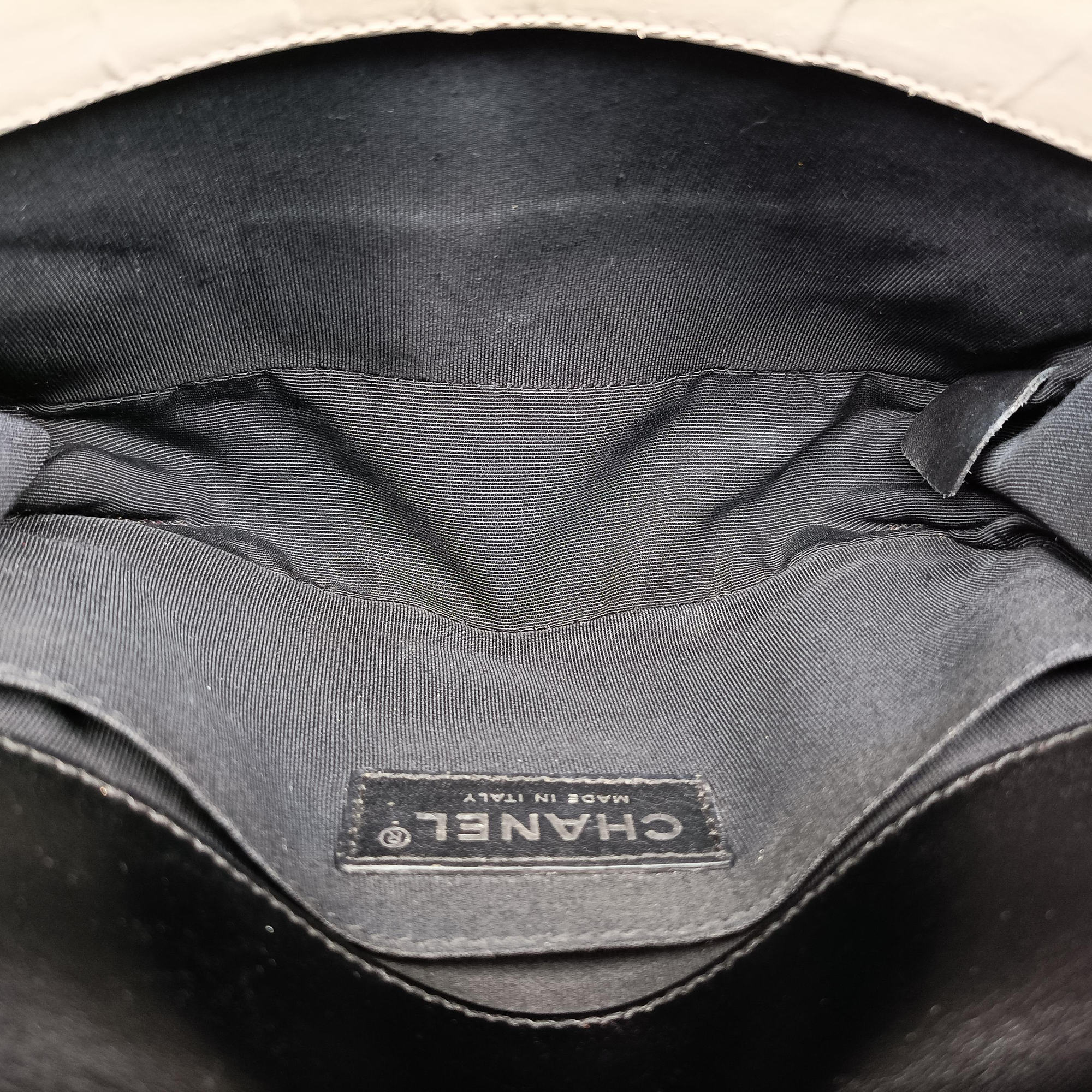 Pre-owned Chanel BOY CHANEL Black×white Leather A66712 shoulderbag | stylenewstar