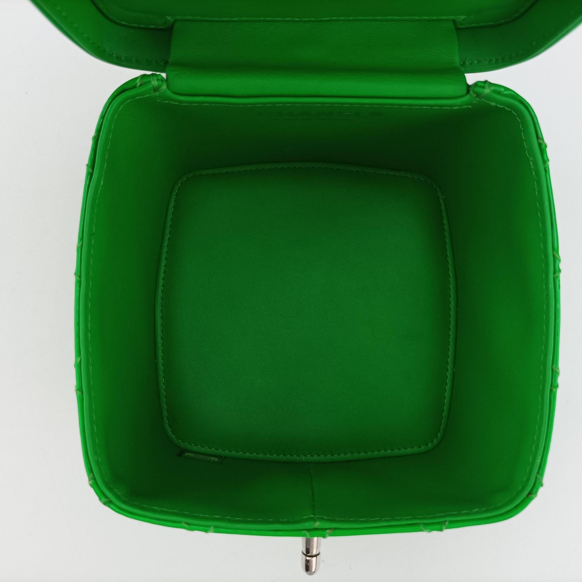 Pre-owned Chanel Vanity Matelasse Chain Handle Green Patent Leather A91055 handbag | stylenewstar