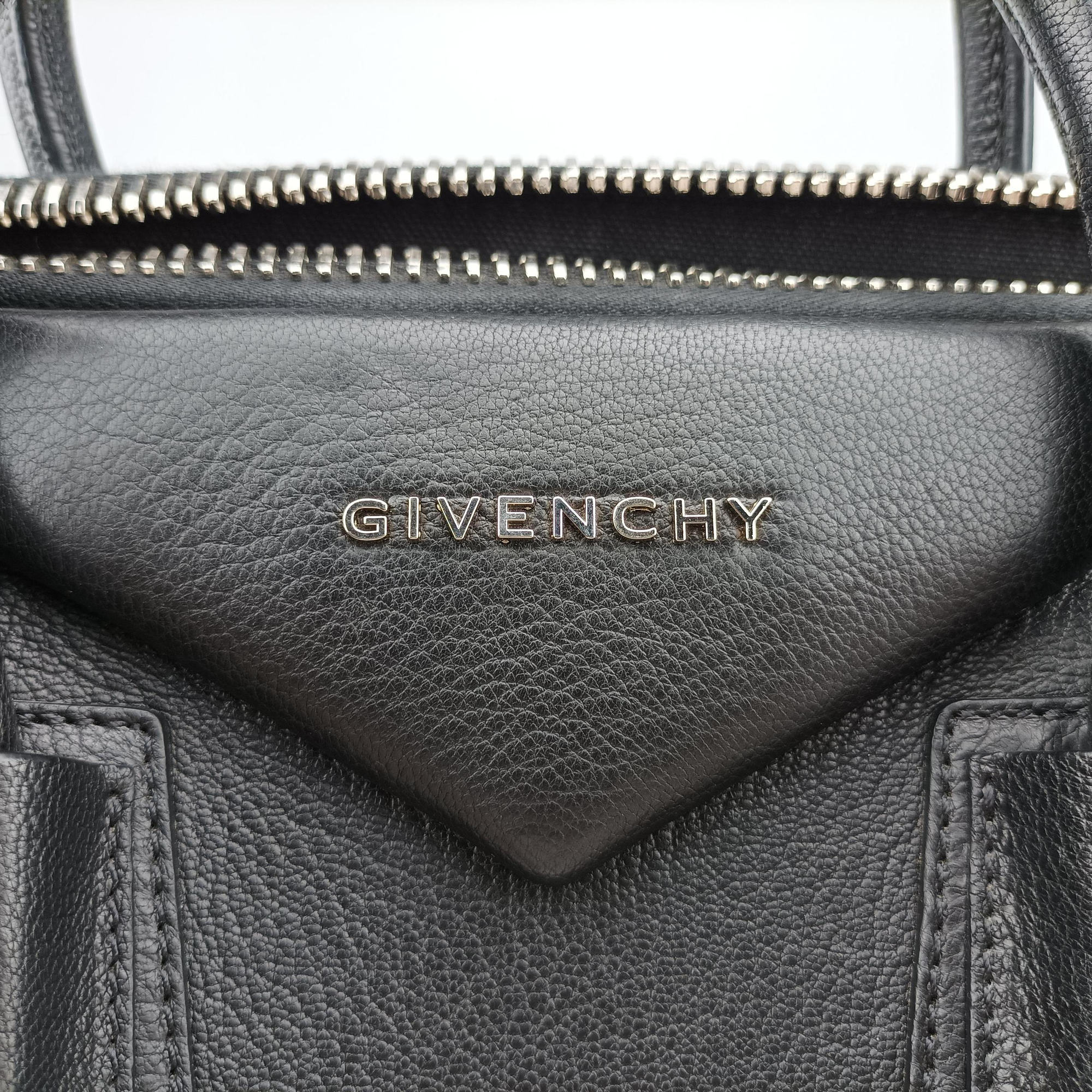 Pre-owned Givenchy Antigona Medium Black leather  shoulderbag | stylenewstar