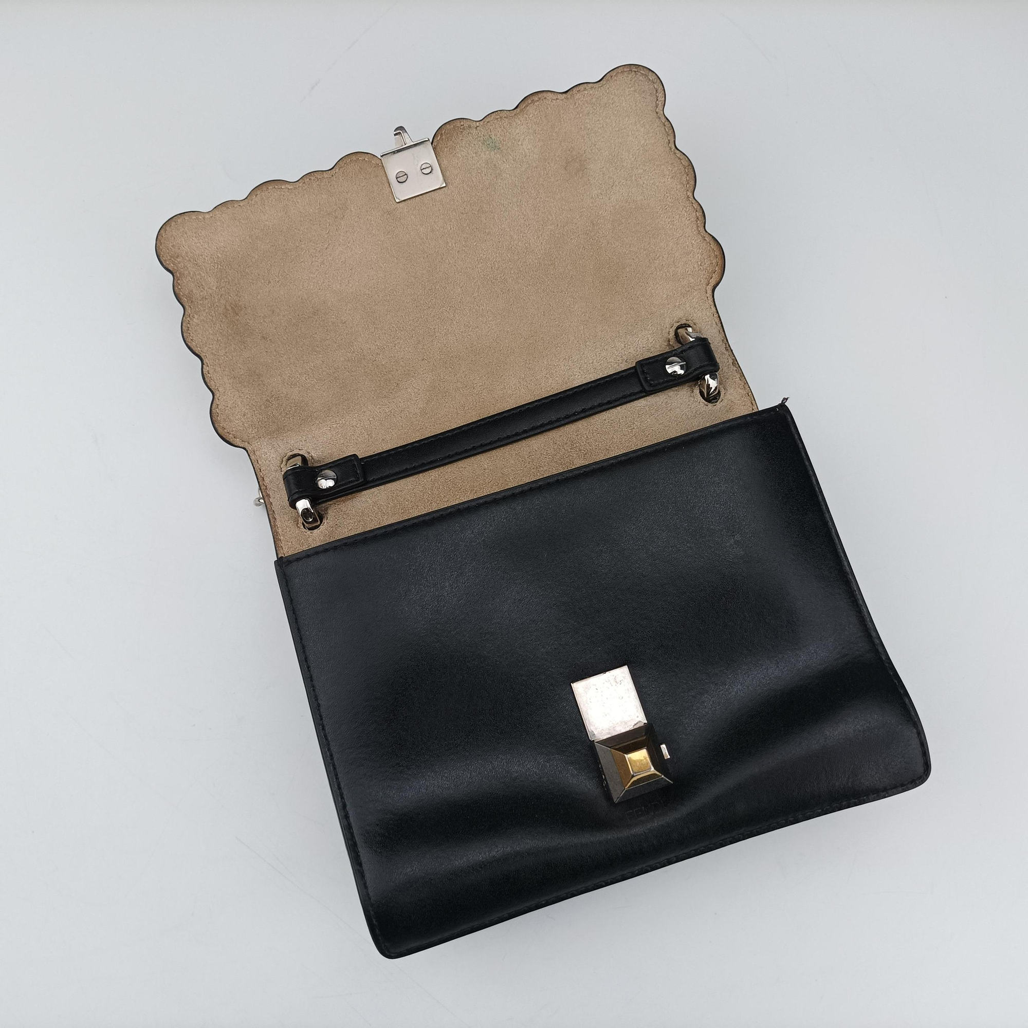 Pre-owned Fendi Studded Kan I Black Leather 8M0381 shoulderbag | stylenewstar