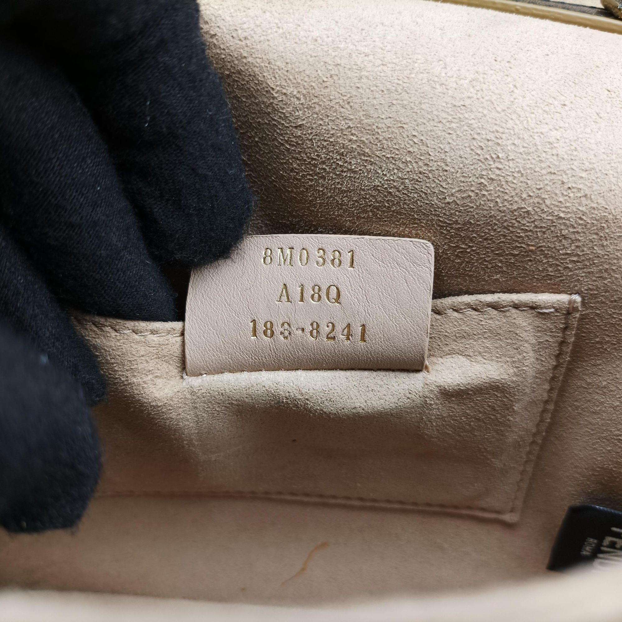 Pre-owned Fendi Kan I Black Leather 8M0381 shoulderbag | stylenewstar