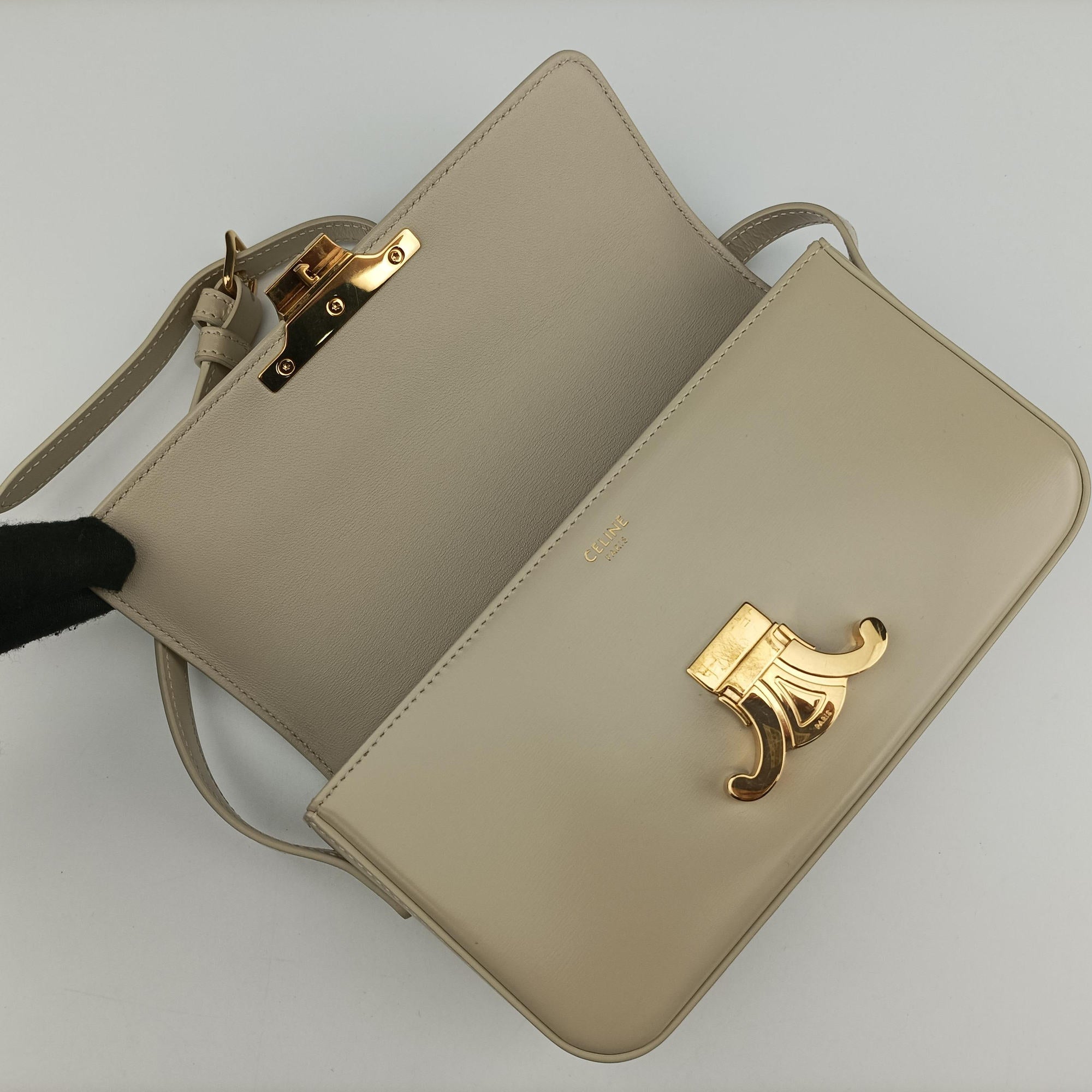 Secondhand Celine Claude Triomphe Beige Leather  shoulderbag | stylenewstar
