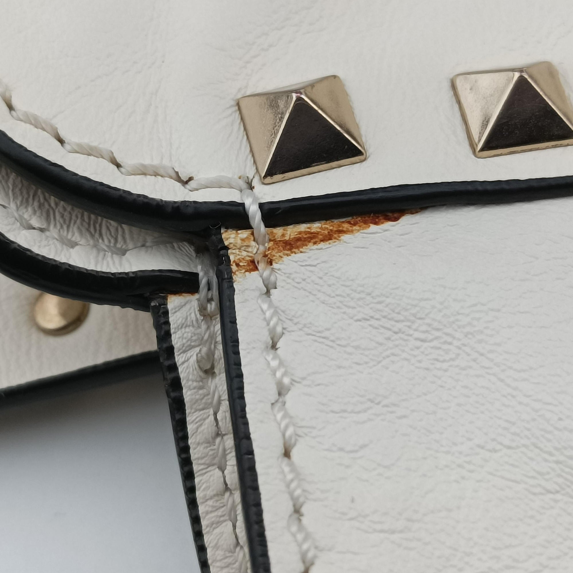 Pre-owned Valentino Rockstud White Leather  shoulderbag | stylenewstar