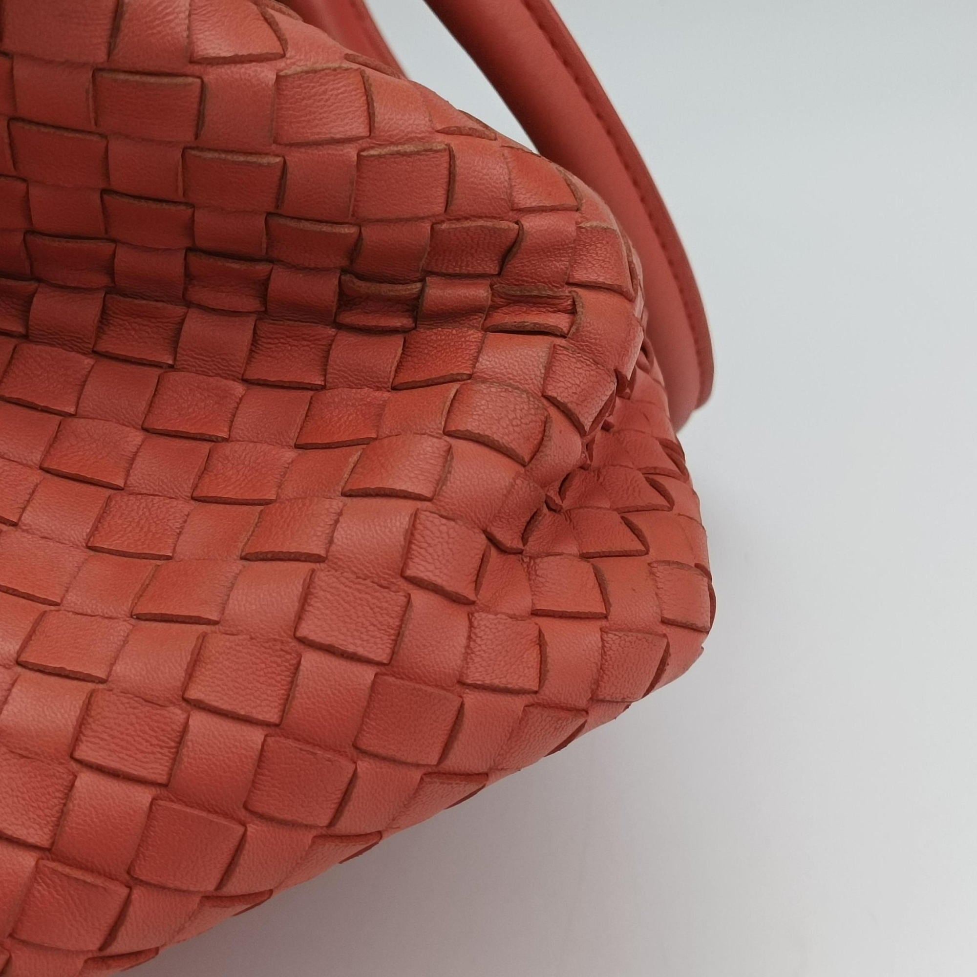 Pre-owned Bottega Veneta Intrecciato Coral red lambskin  handbag | stylenewstar