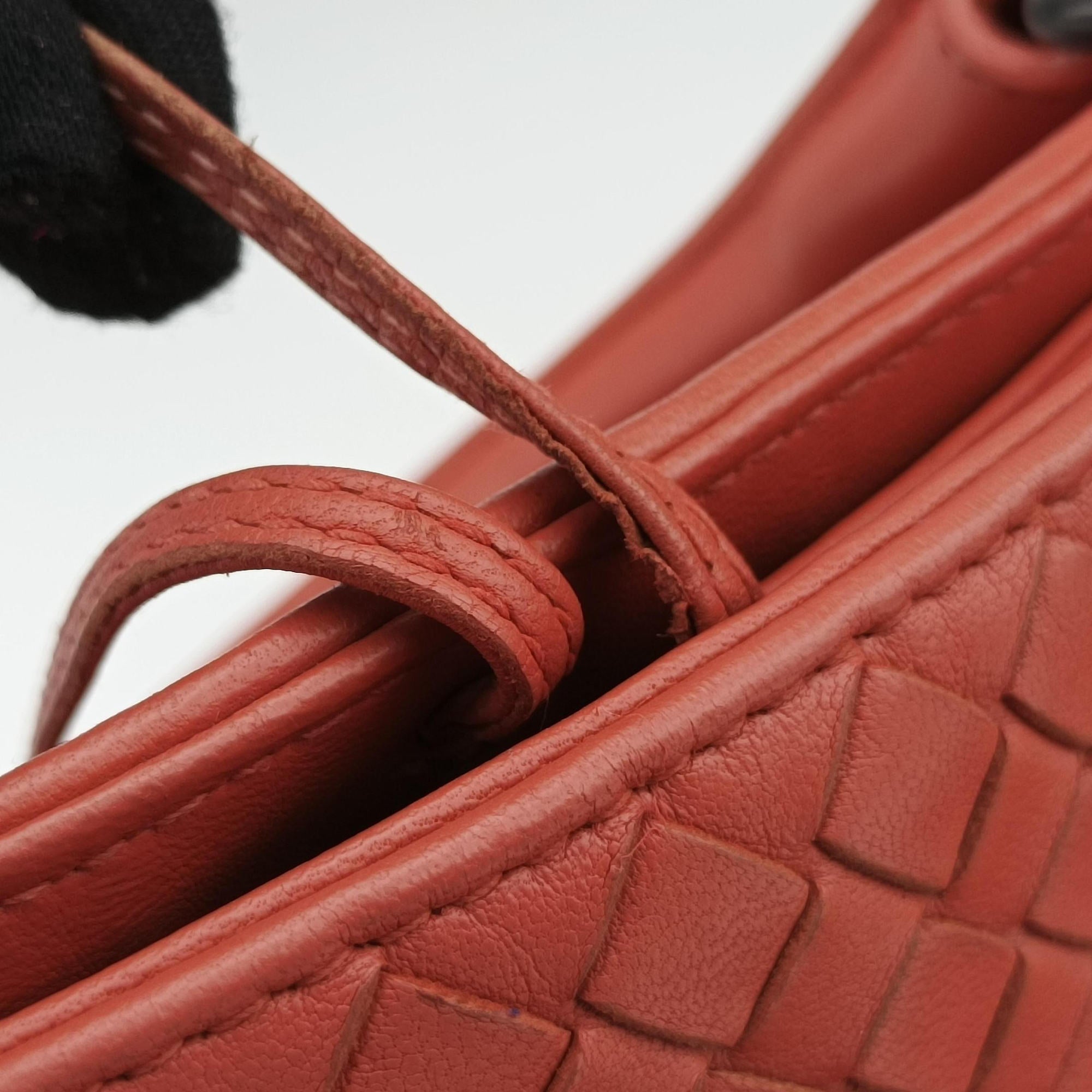 Pre-owned Bottega Veneta Intrecciato Coral red lambskin  handbag | stylenewstar
