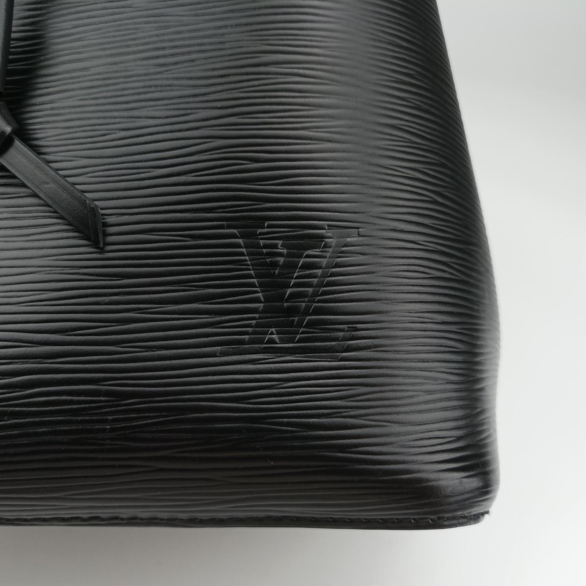 Pre-owned Louis Vuitton NeoNoe Noir Epi M54366 shoulderbag | stylenewstar