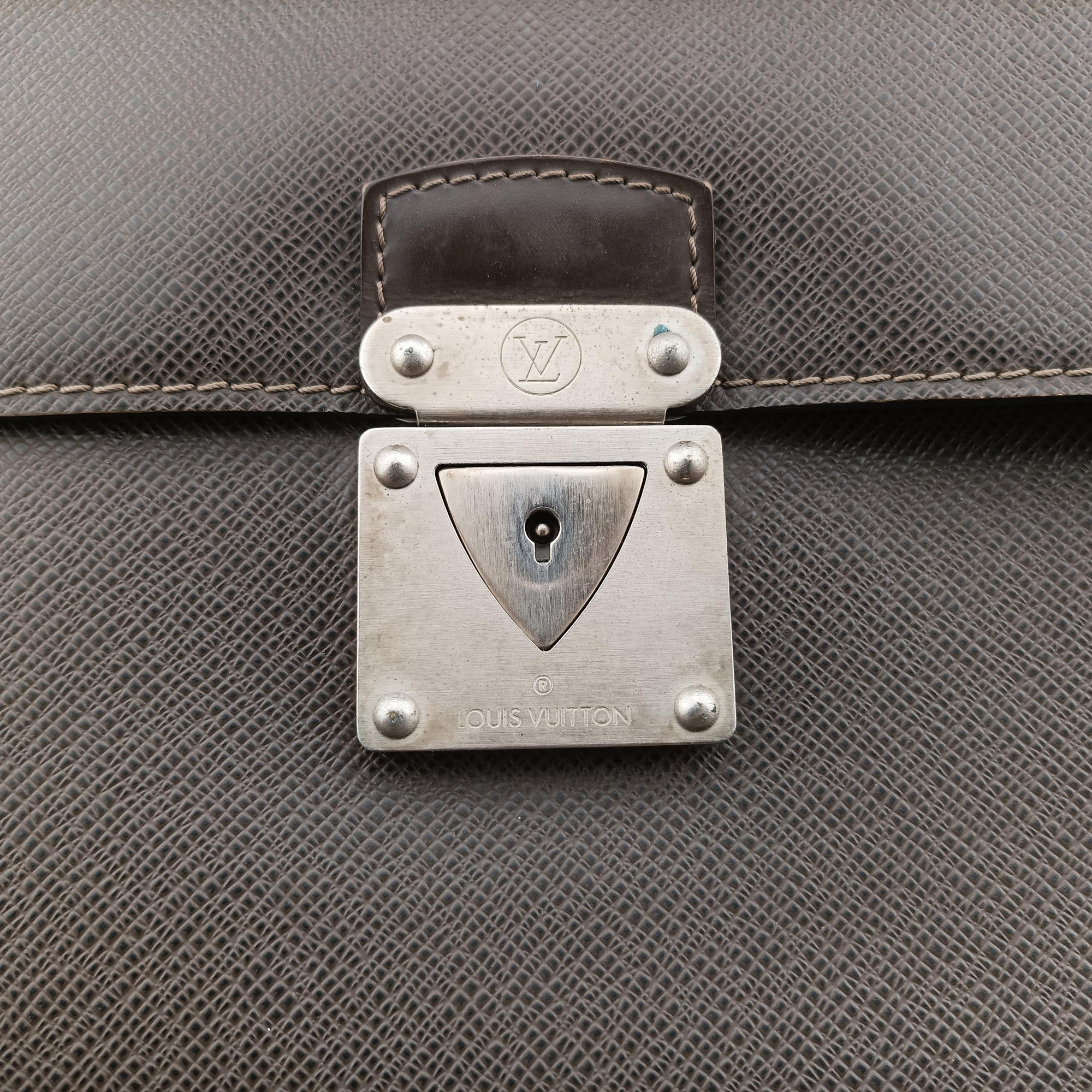 Pre-owned Louis Vuitton Serviette Moskova Grizzly Taiga M31058 handbag | stylenewstar