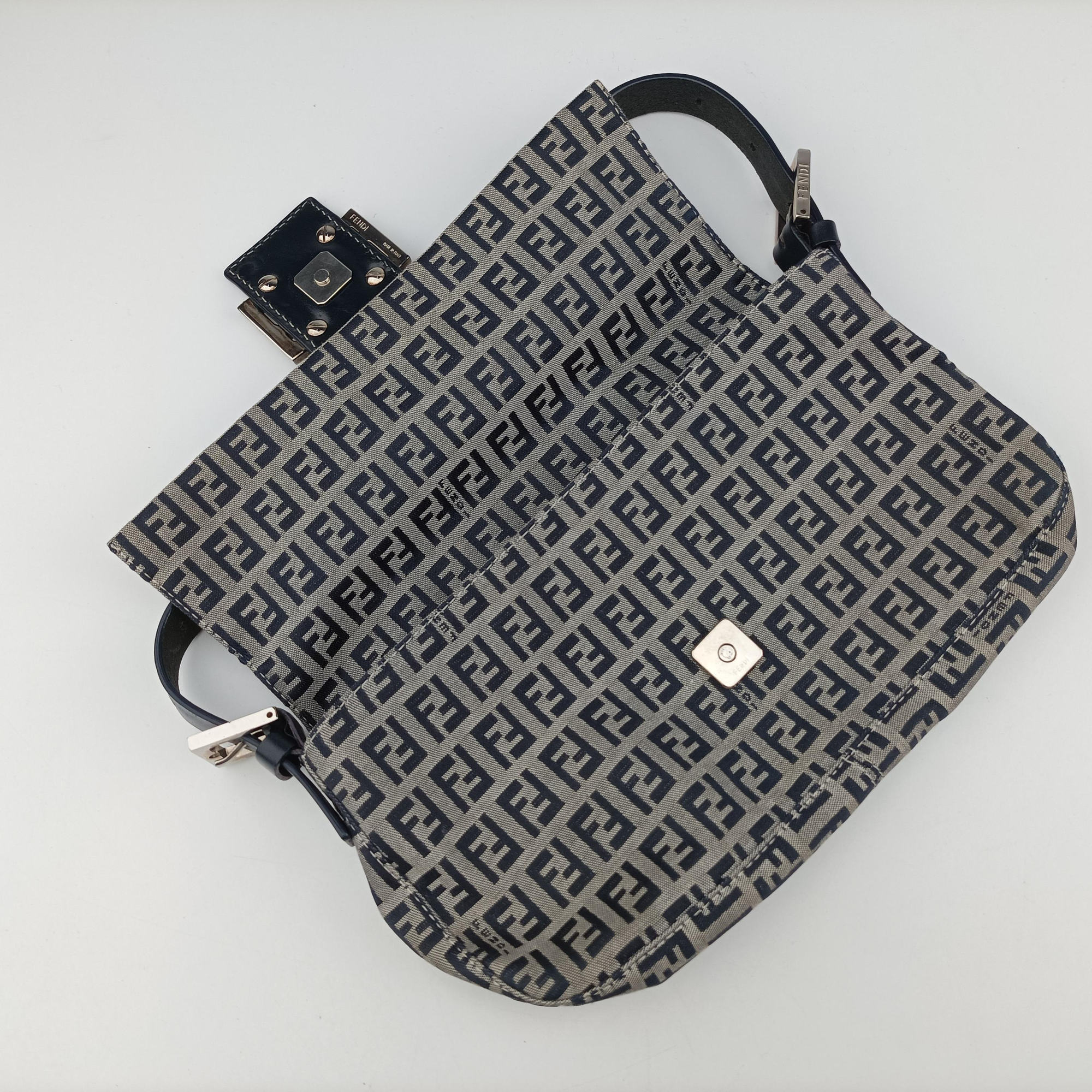 Pre-owned Fendi Mamma Baguette Navy Canvas 26424 shoulderbag | stylenewstar