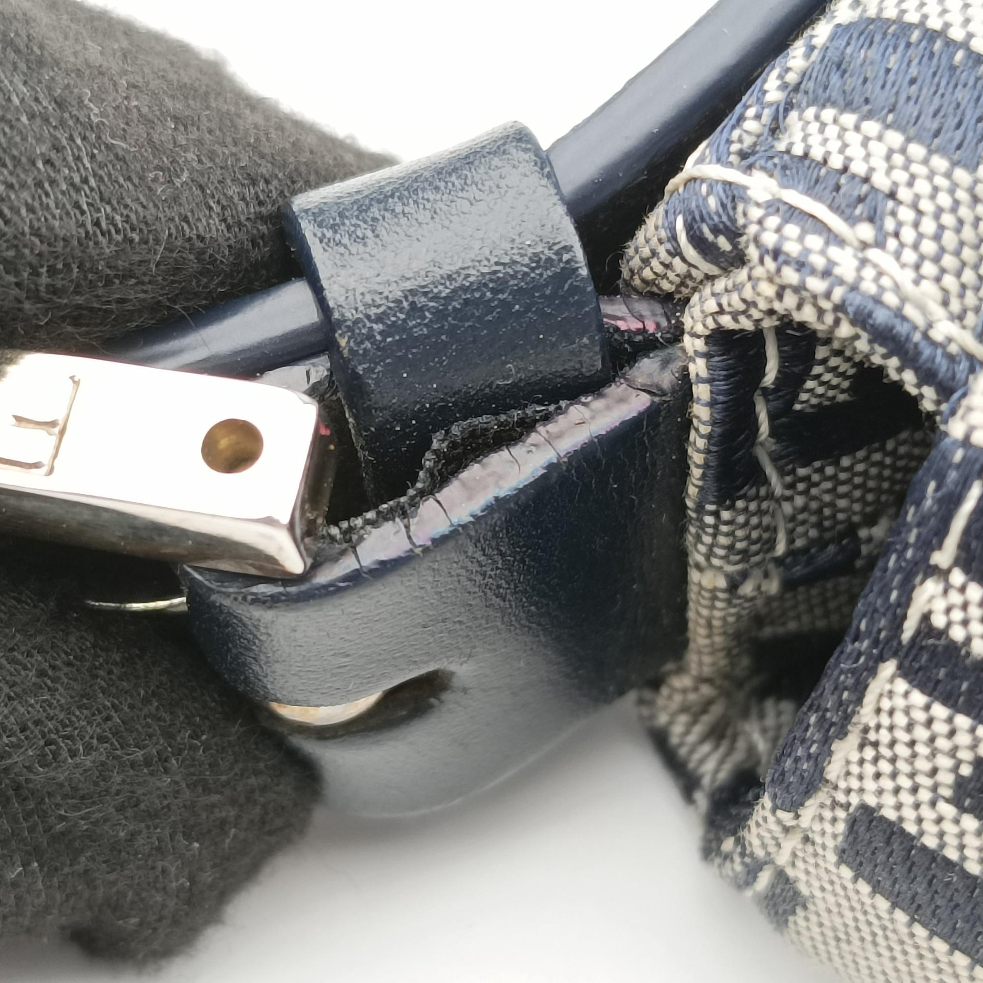 Pre-owned Fendi Mamma Baguette Navy Canvas 26424 shoulderbag | stylenewstar