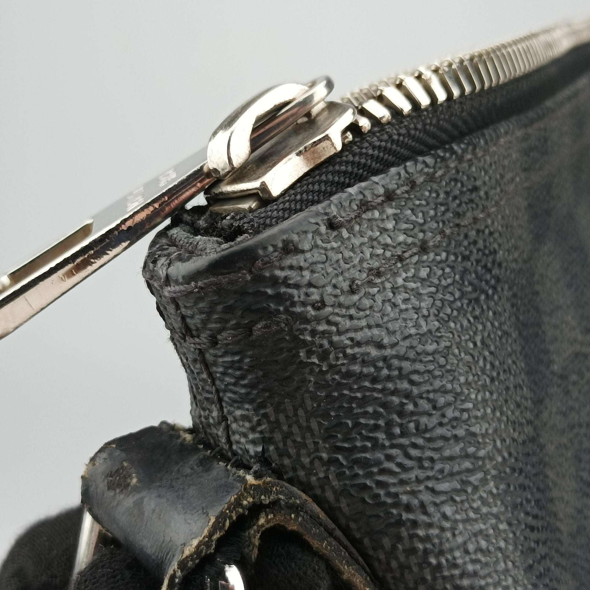 Vintage Louis Vuitton MICK MM Noir Damier Graphite N41106 shoulderbag | stylenewstar