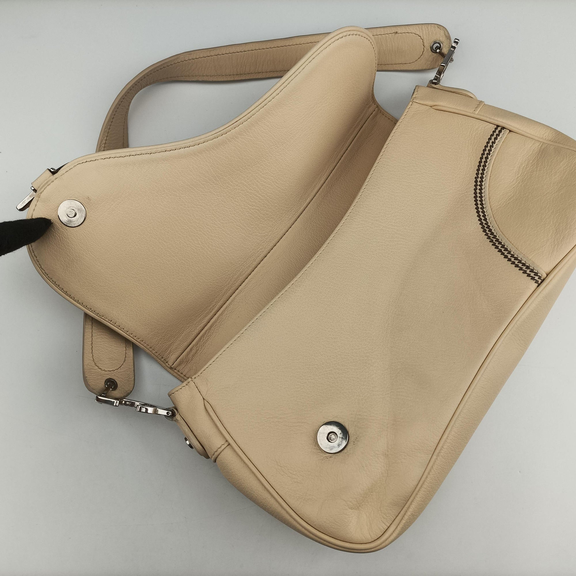 Pre-owned Christian Dior D charm ivory Leather  handbag | stylenewstar