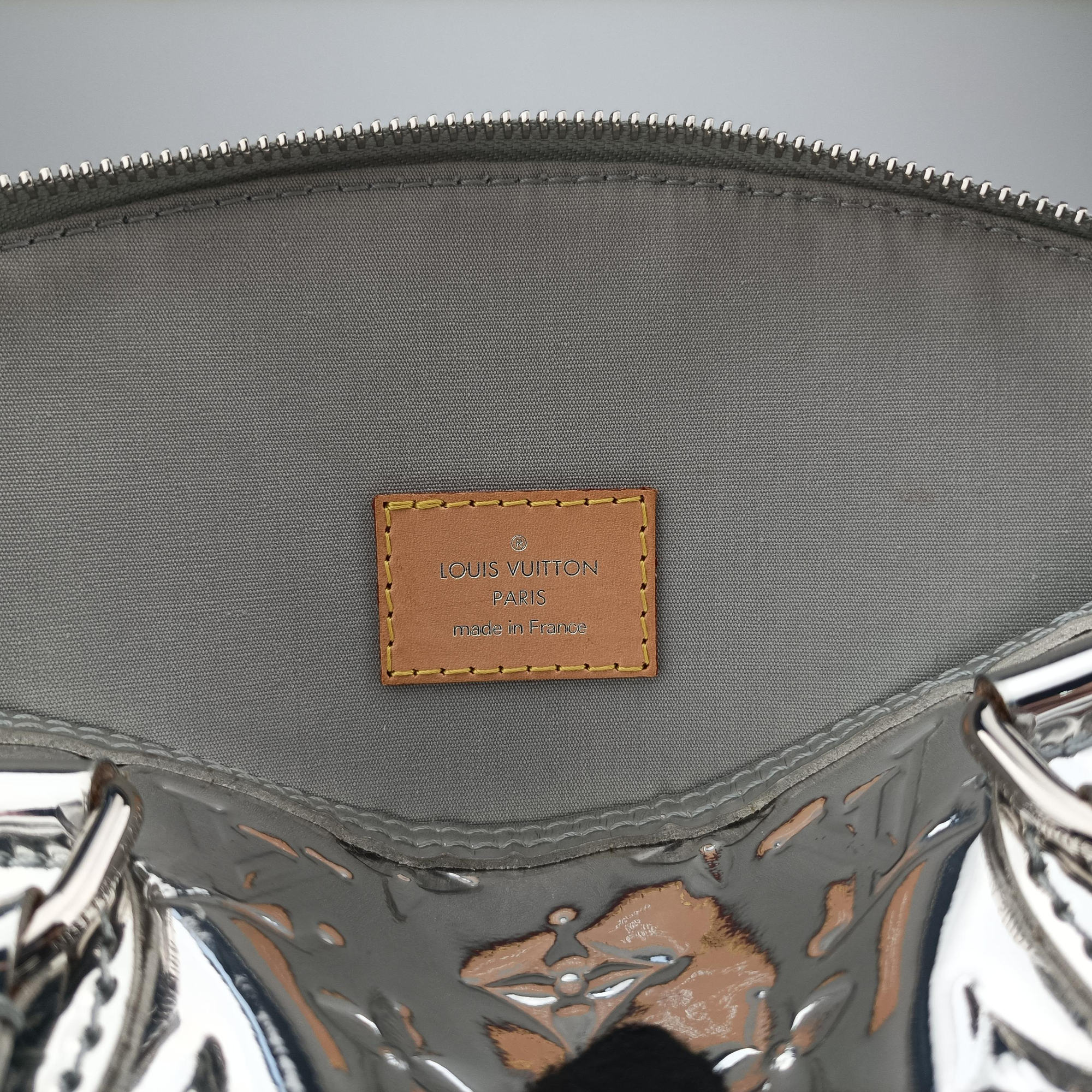 Pre-owned Louis Vuitton Lockit Silver Monogram Miroir M95449 handbag | stylenewstar