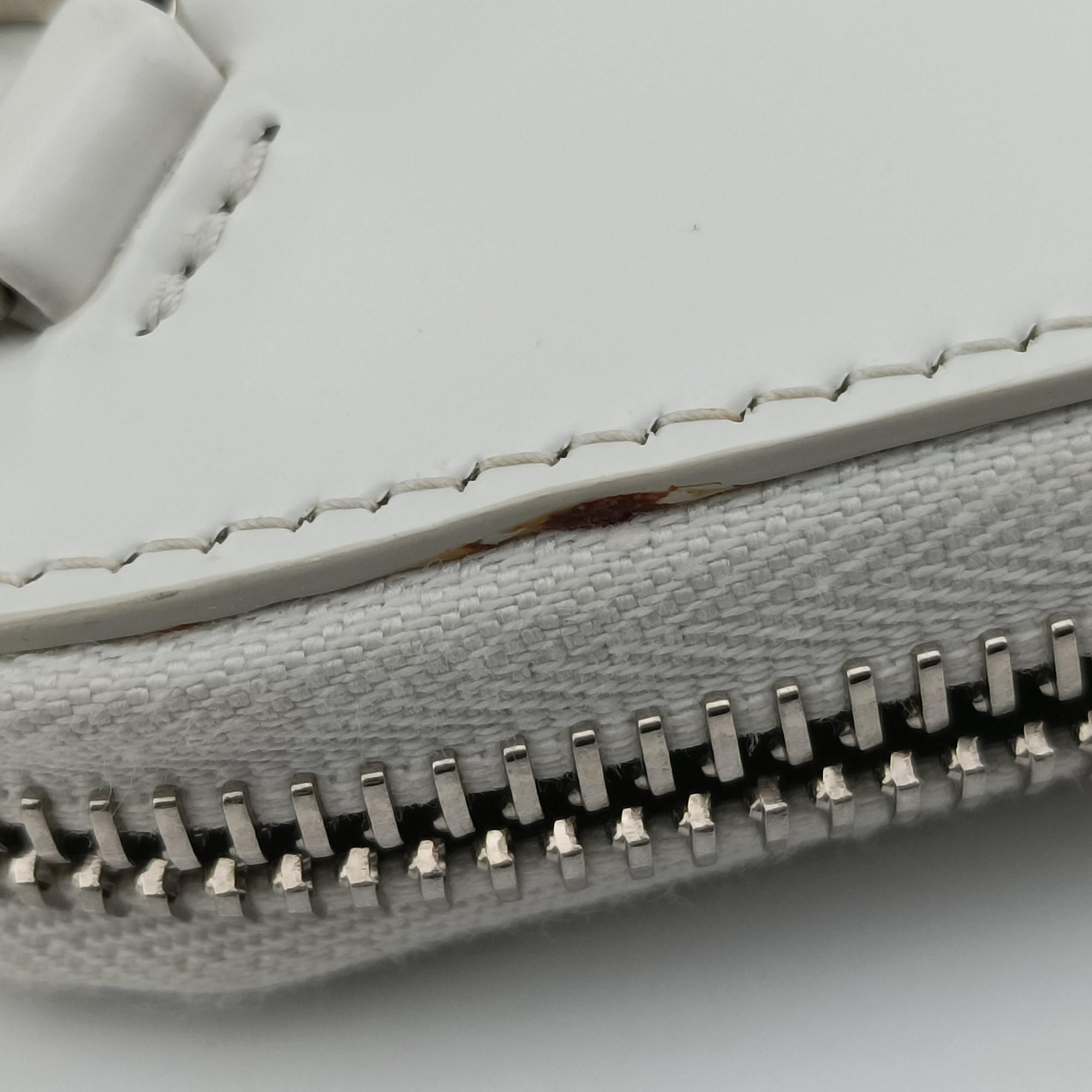 Vintage Prada Triangle Chain Pouch White Leather  shoulderbag | stylenewstar