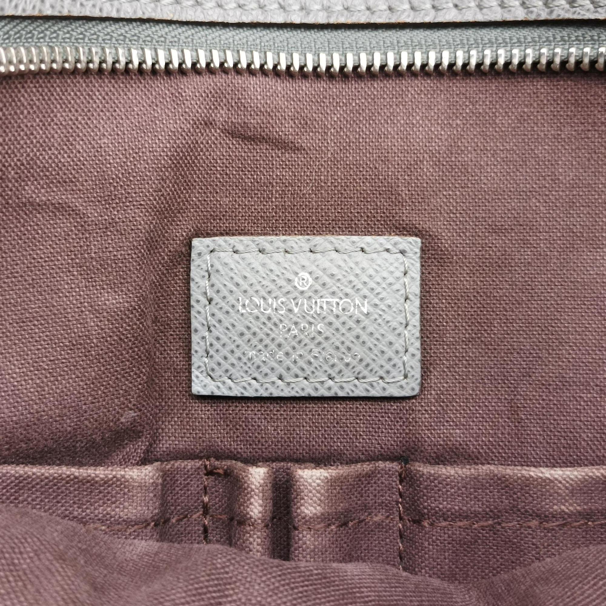 Pre-owned Louis Vuitton SASHA Glacier Grey TAIGA M32630 shoulderbag | stylenewstar