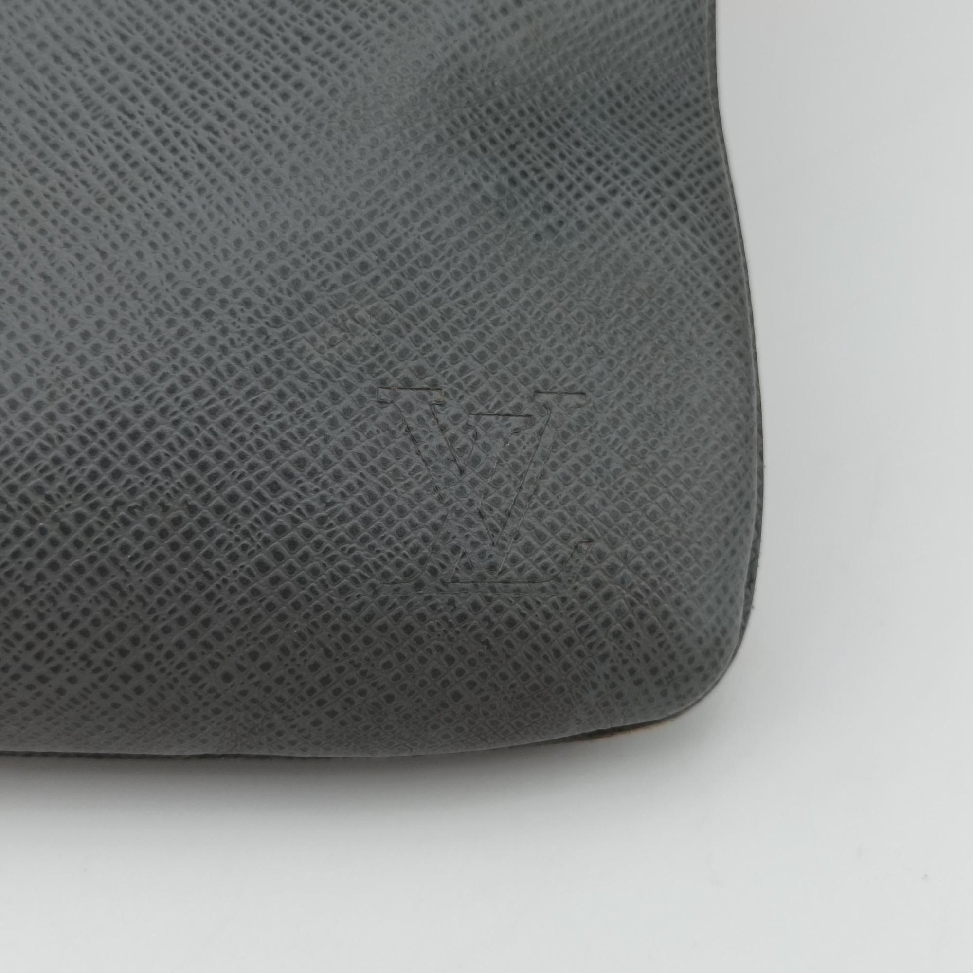 Pre-owned Louis Vuitton SASHA Glacier Grey TAIGA M32630 shoulderbag | stylenewstar