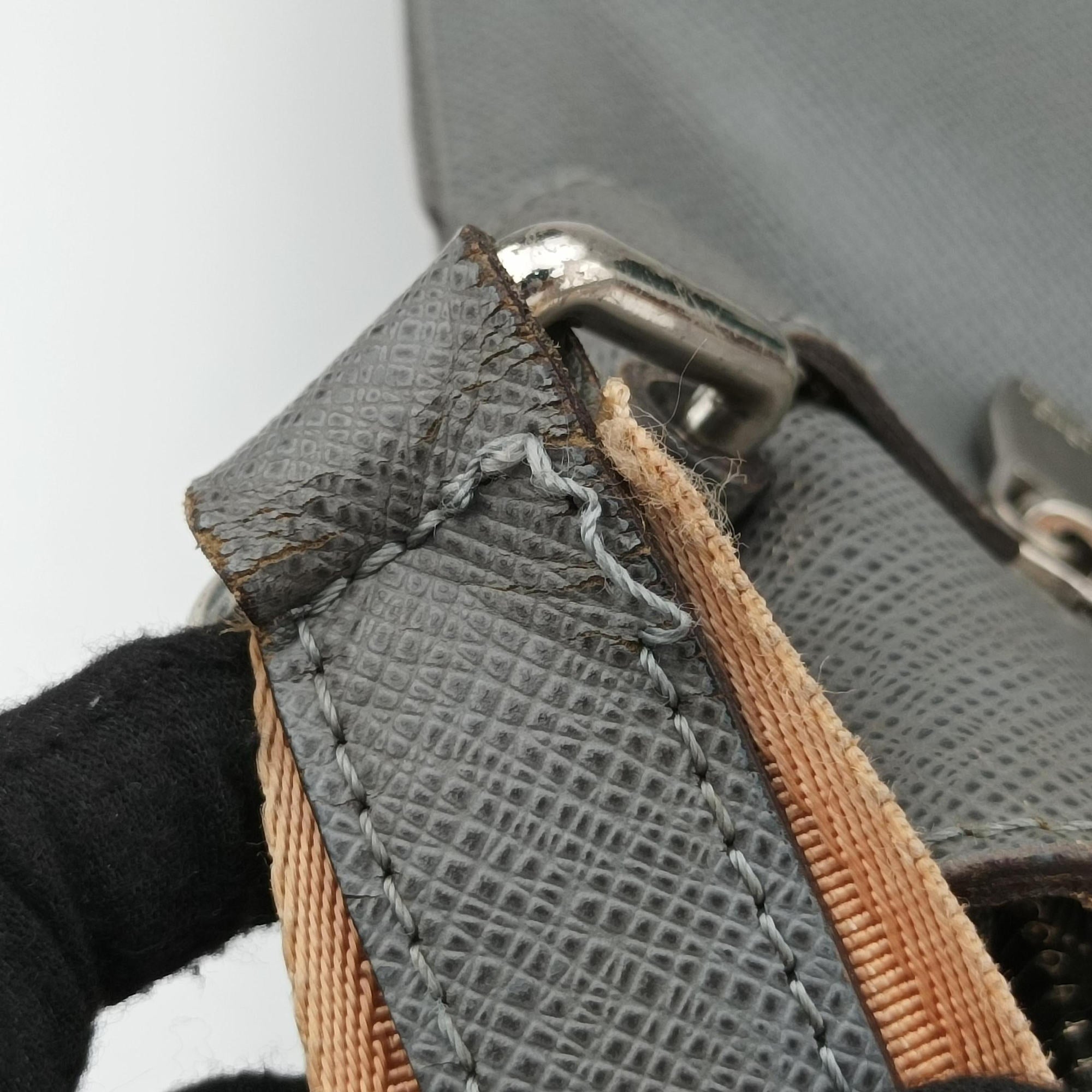 Pre-owned Louis Vuitton SASHA Glacier Grey TAIGA M32630 shoulderbag | stylenewstar