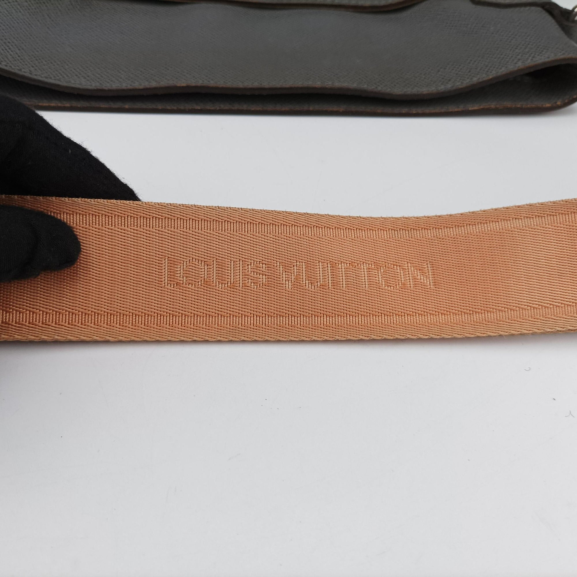 Pre-owned Louis Vuitton SASHA Glacier Grey TAIGA M32630 shoulderbag | stylenewstar