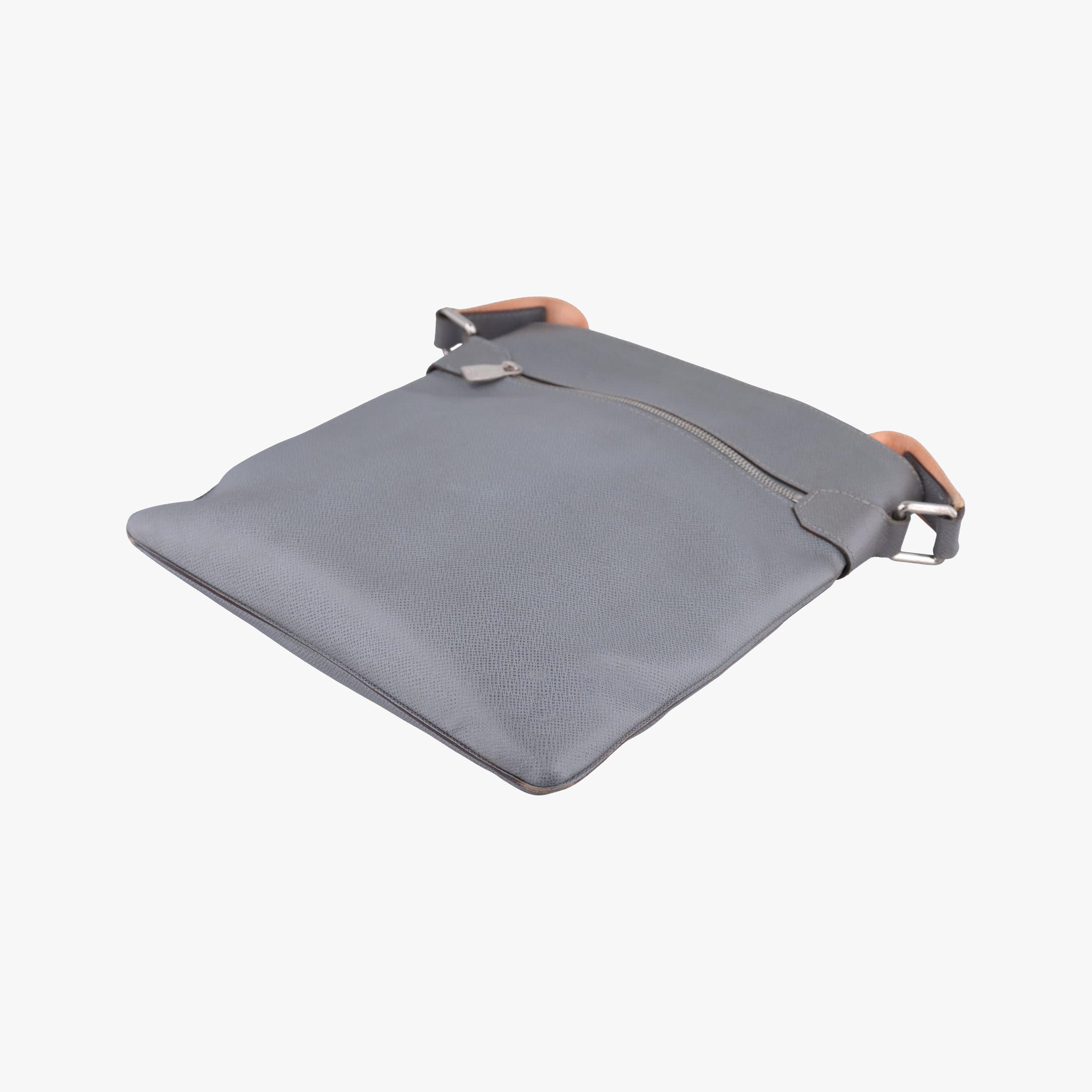 Pre-owned Louis Vuitton SASHA Glacier Grey TAIGA M32630 shoulderbag | stylenewstar