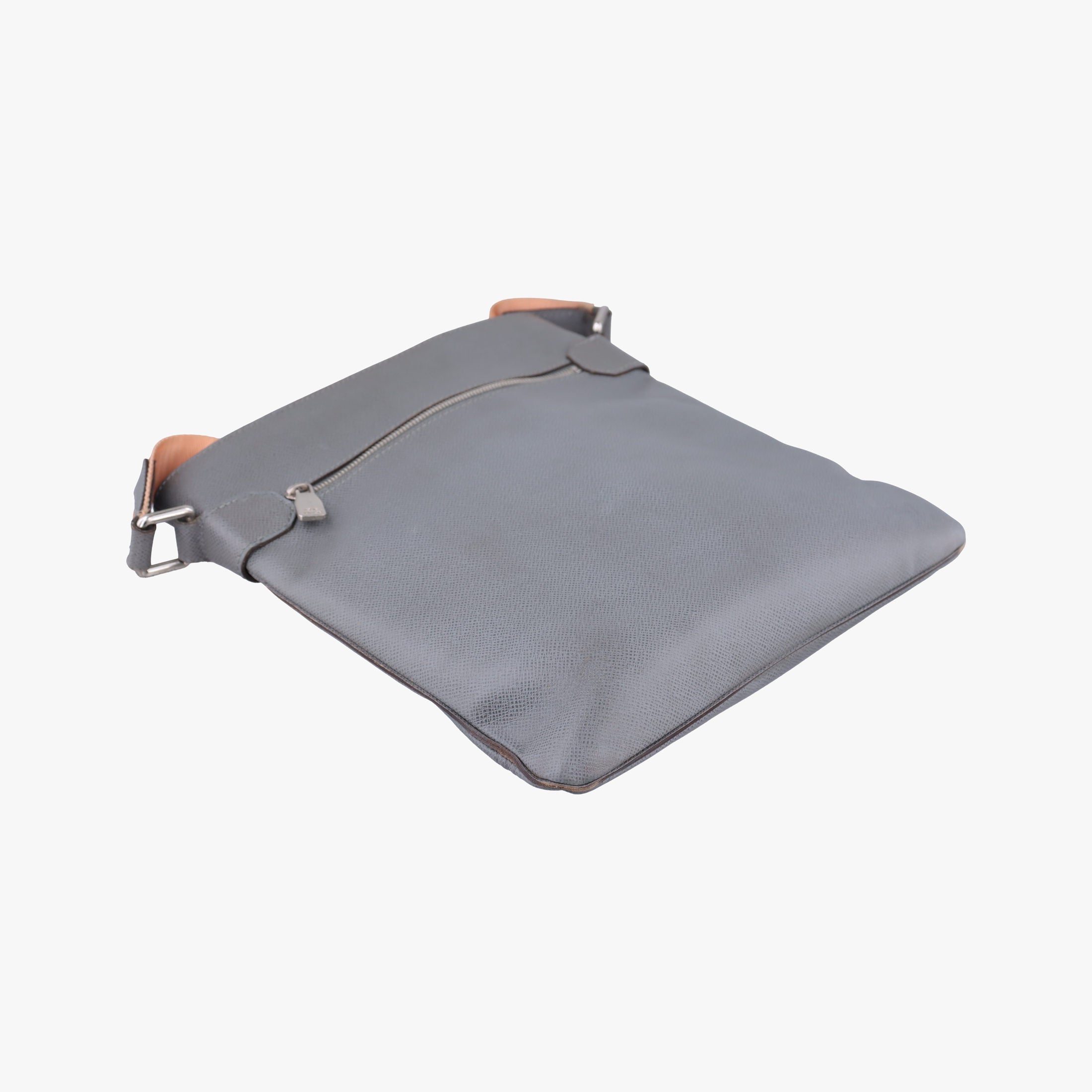 Pre-owned Louis Vuitton SASHA Glacier Grey TAIGA M32630 shoulderbag | stylenewstar