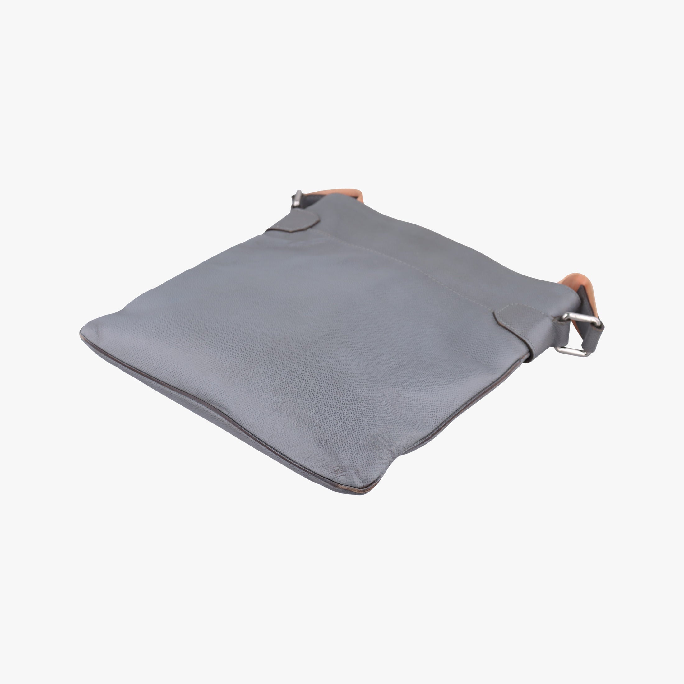 Pre-owned Louis Vuitton SASHA Glacier Grey TAIGA M32630 shoulderbag | stylenewstar