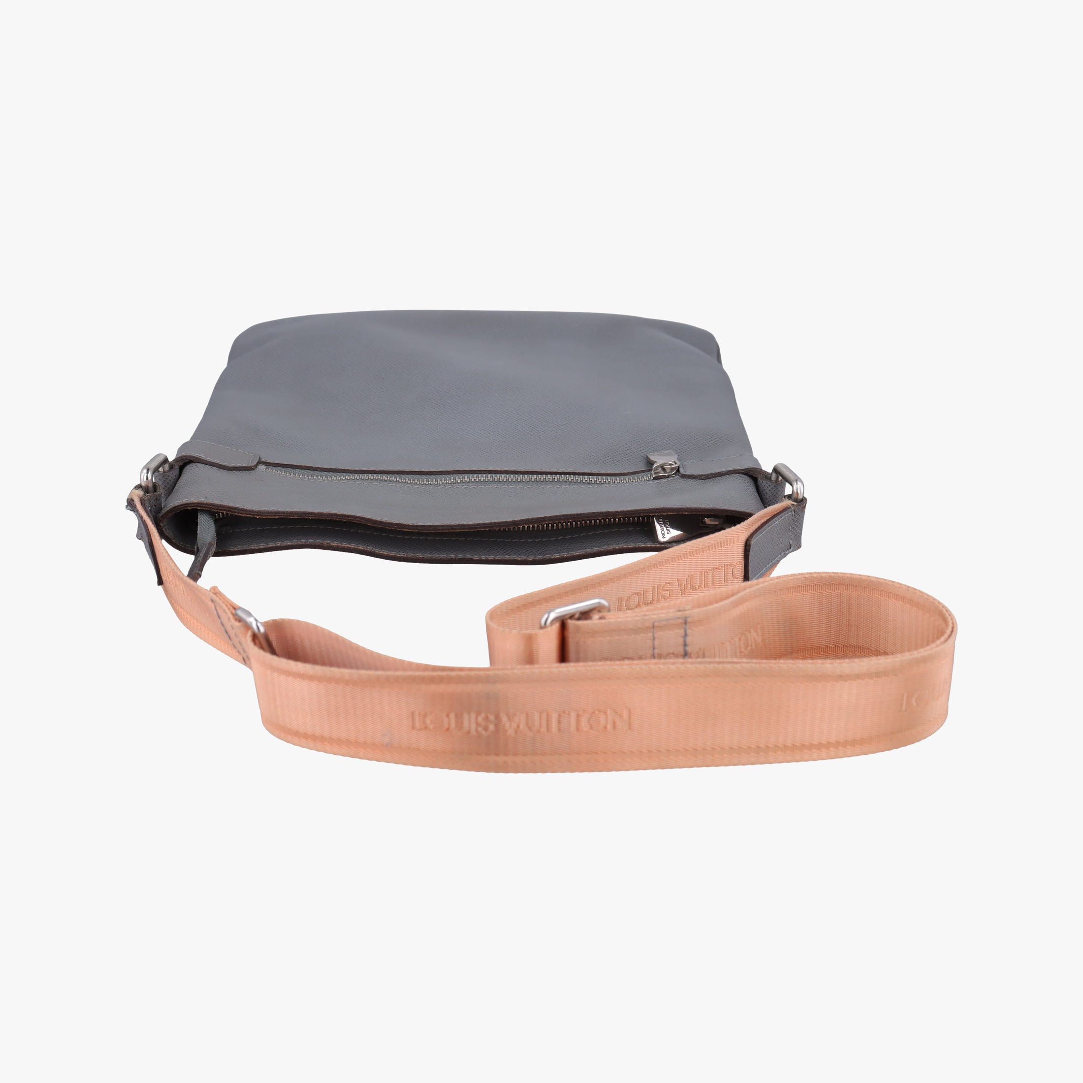 Pre-owned Louis Vuitton SASHA Glacier Grey TAIGA M32630 shoulderbag | stylenewstar