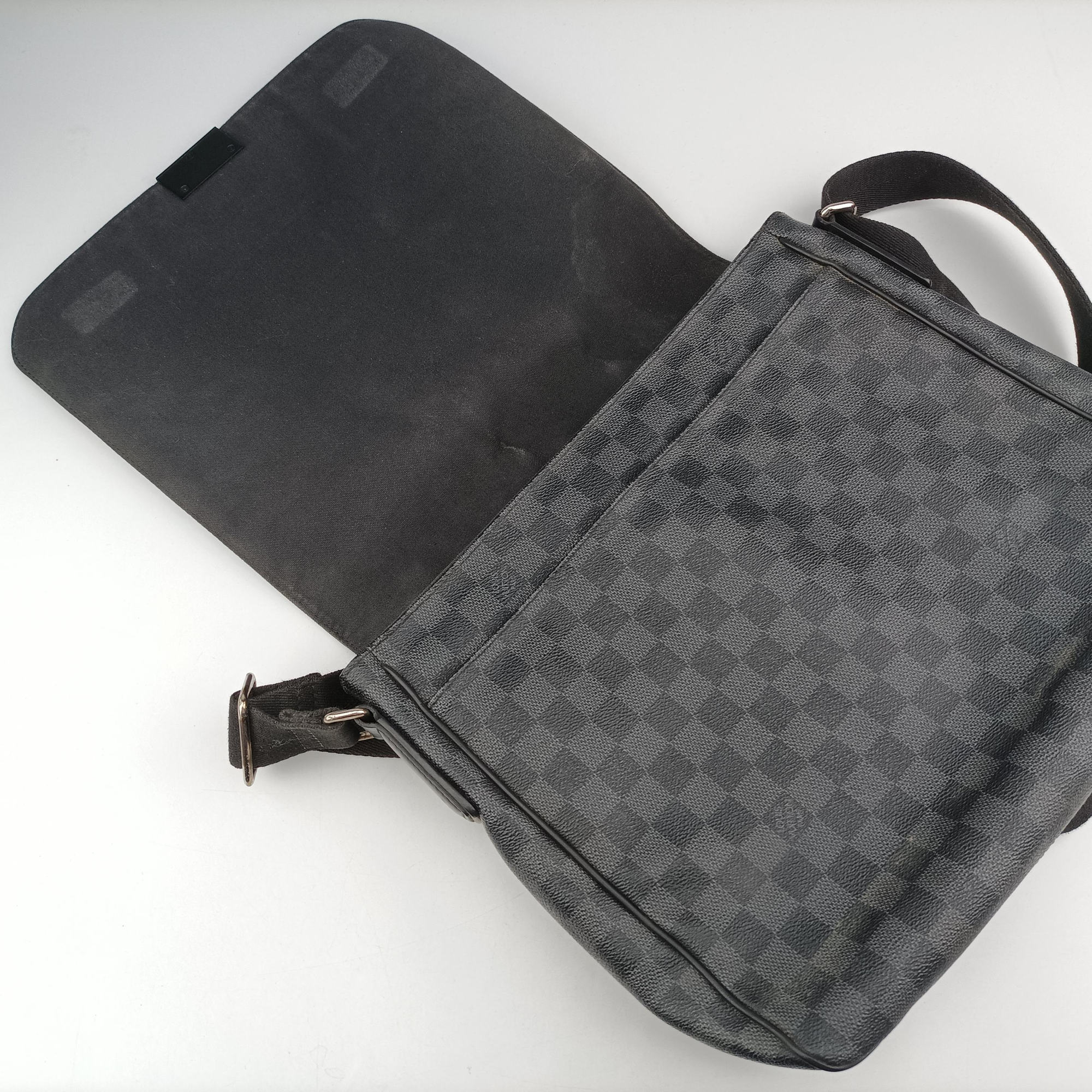 Pre-owned Louis Vuitton District MM Black Damier GRAPHITE N41272 shoulderbag | stylenewstar