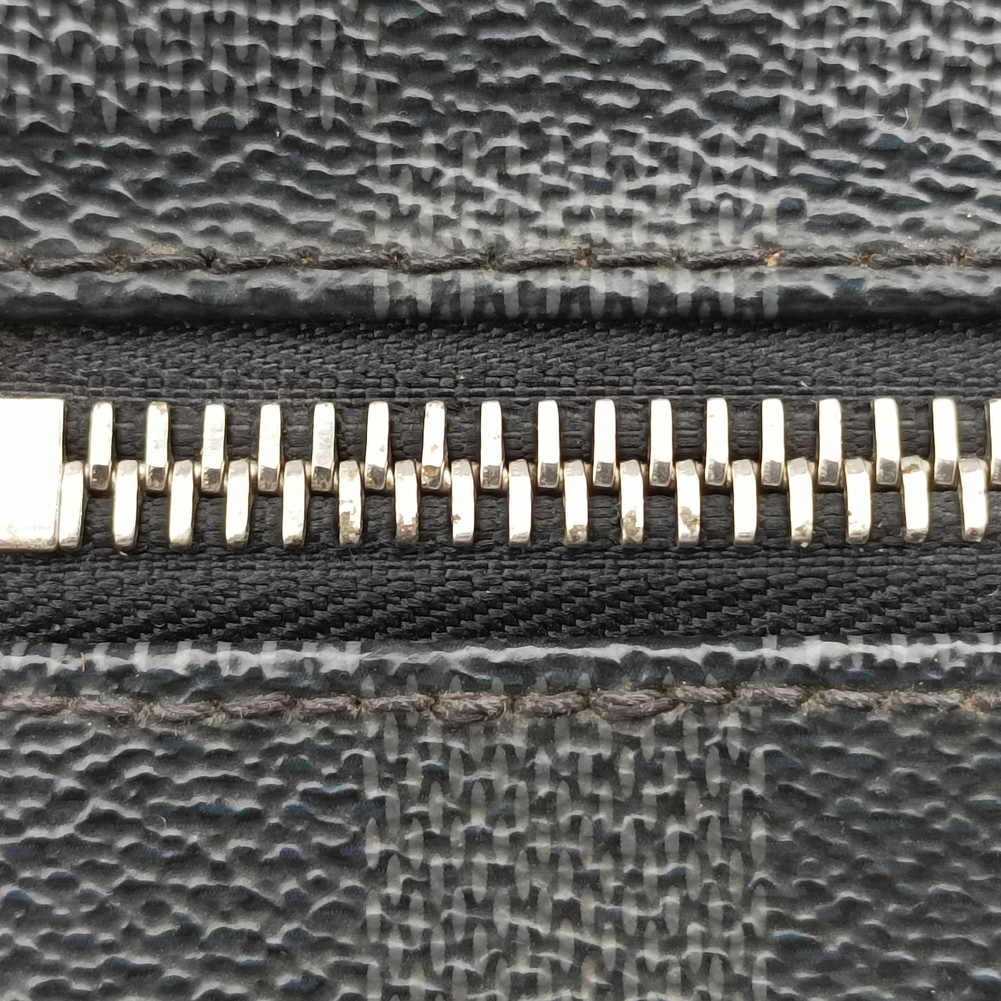 Pre-owned Louis Vuitton District MM Black Damier GRAPHITE N41272 shoulderbag | stylenewstar