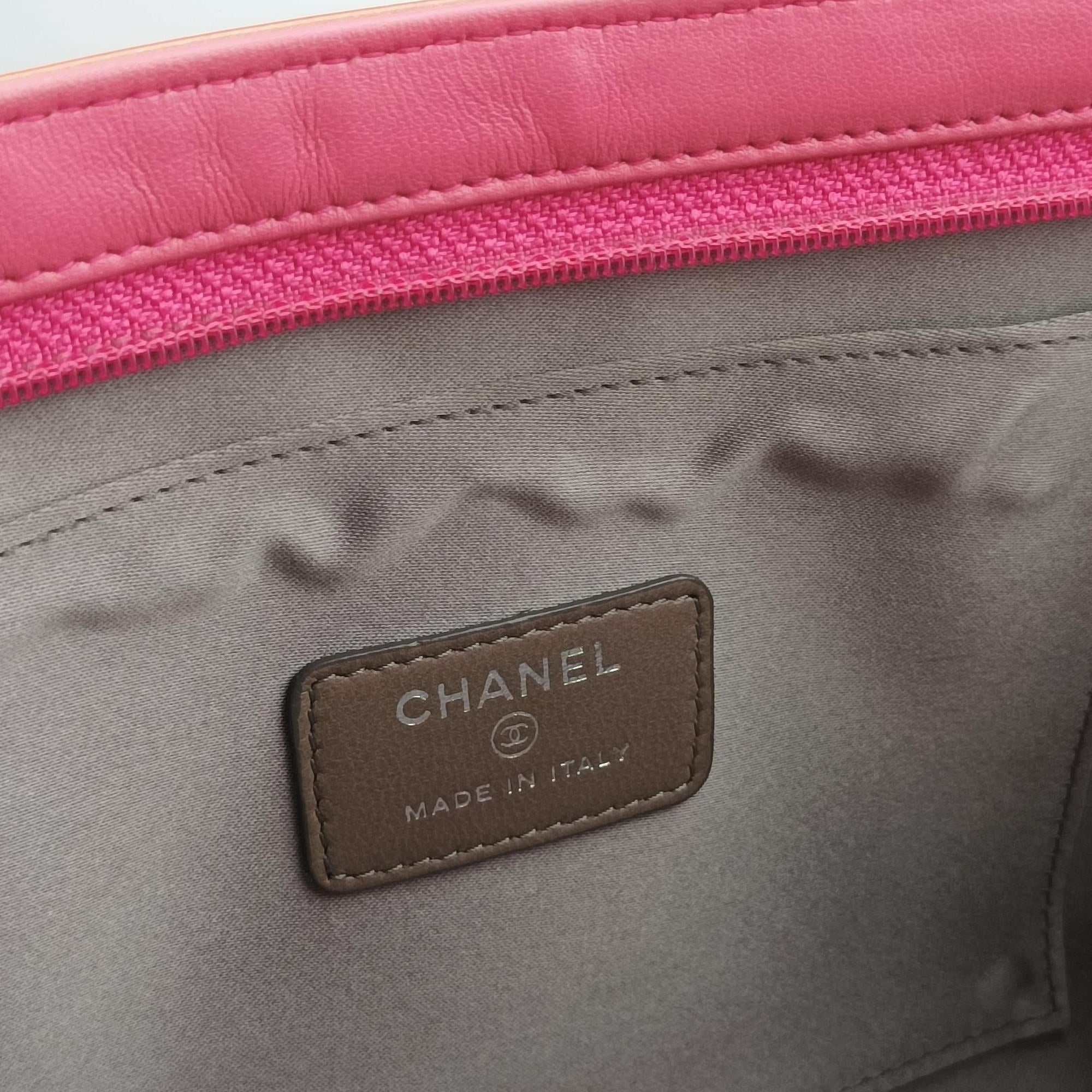 Secondhand Chanel Iconic Matelasse Pink Patent Leather A37156 shoulderbag | stylenewstar