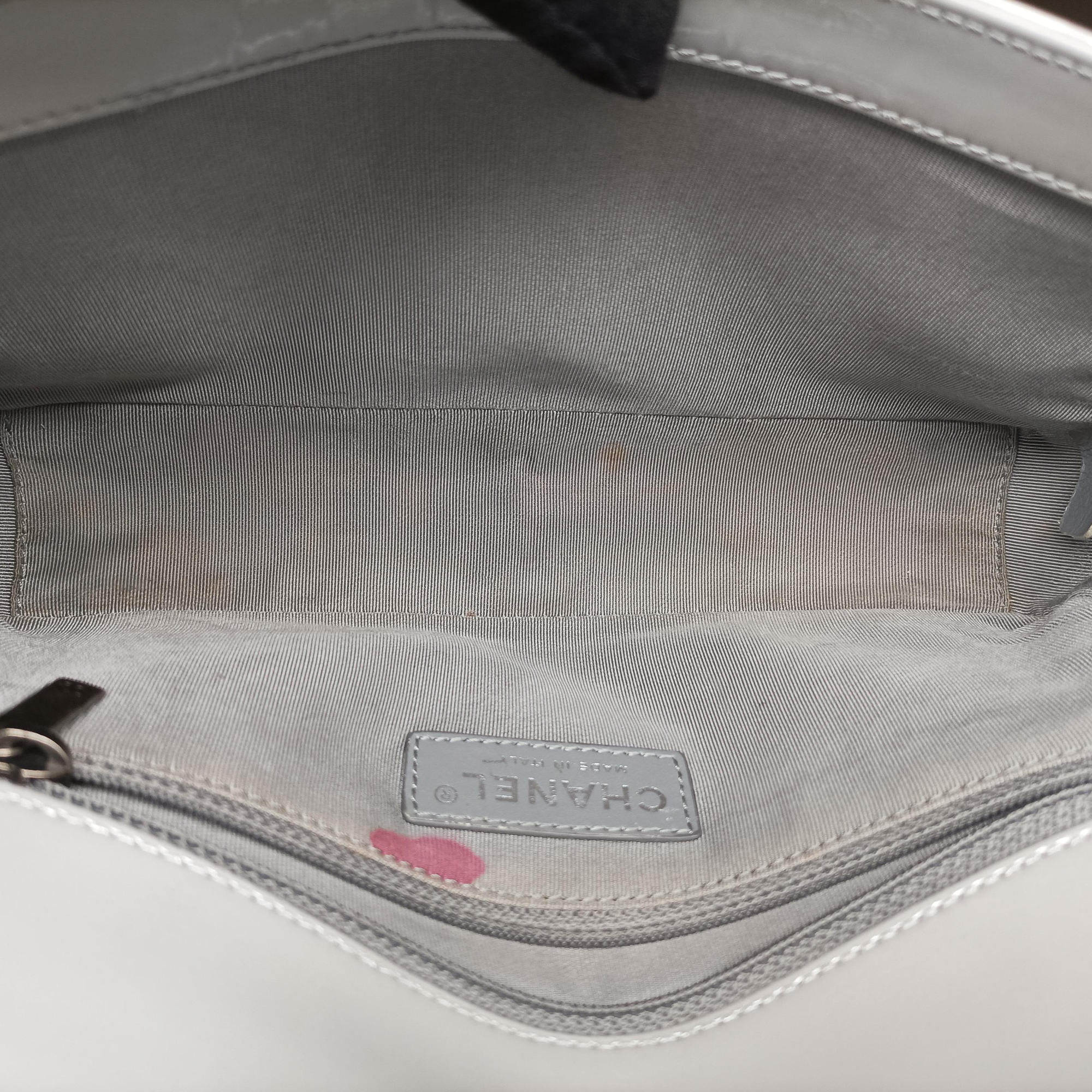 Pre-owned Chanel BOY CHANEL Grey Patent Leather A67018 shoulderbag | stylenewstar