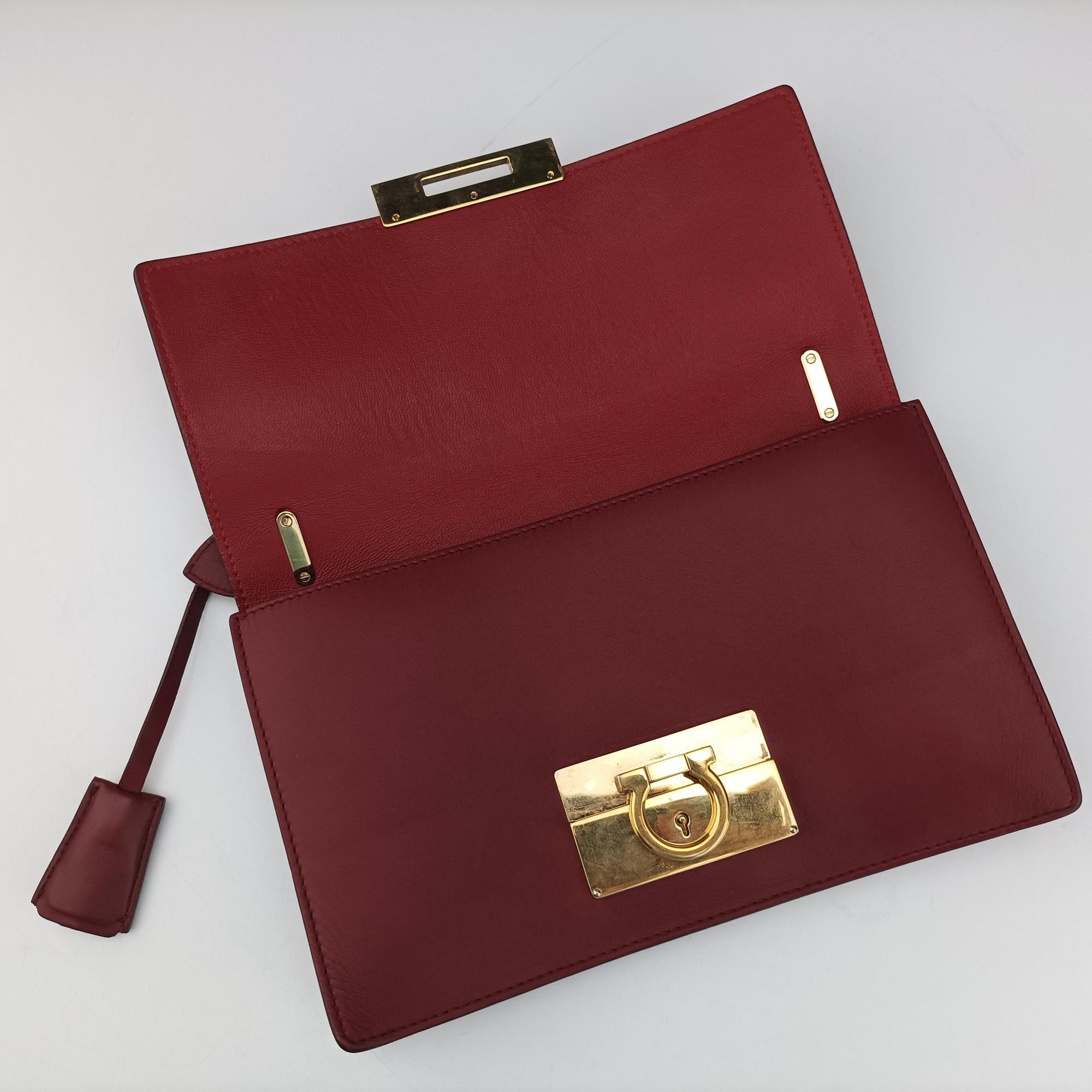 Secondhand Ferragamo Gancino Burgundy Leather  shoulderbag | stylenewstar