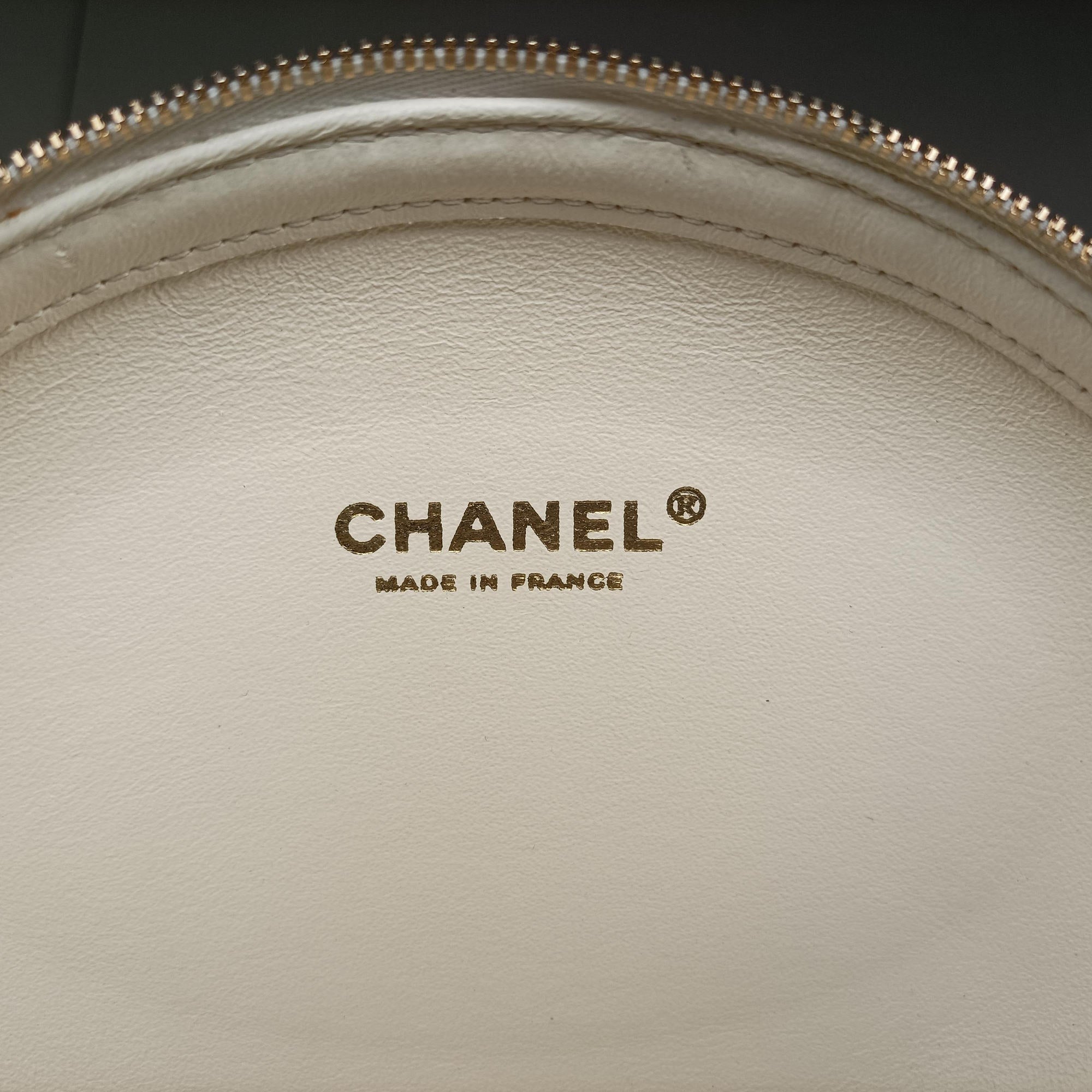 Vintage Chanel LA PAUSA Shiny Chevron Oval Tassel White Leather AS0204 shoulderbag | stylenewstar
