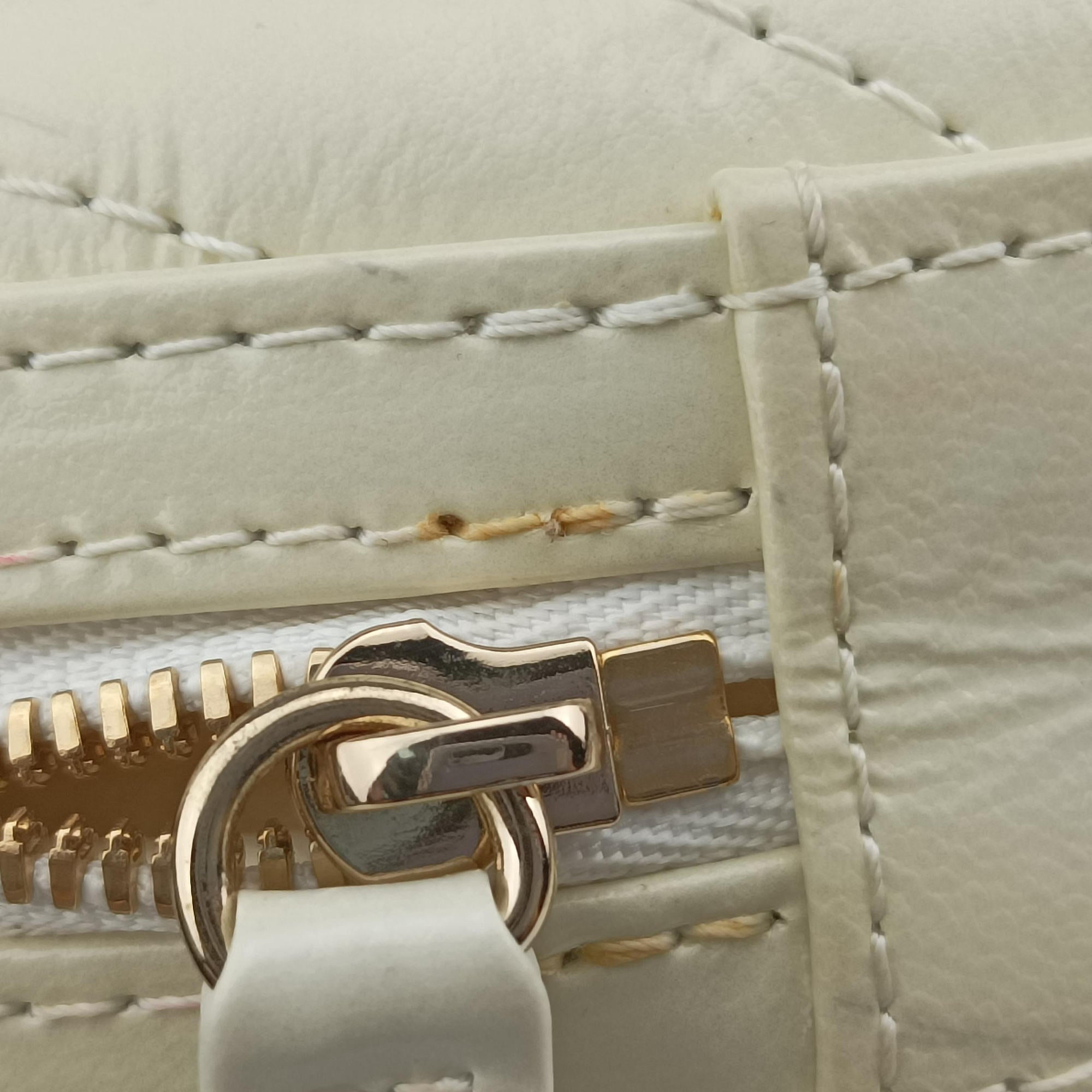 Vintage Chanel LA PAUSA Shiny Chevron Oval Tassel White Leather AS0204 shoulderbag | stylenewstar