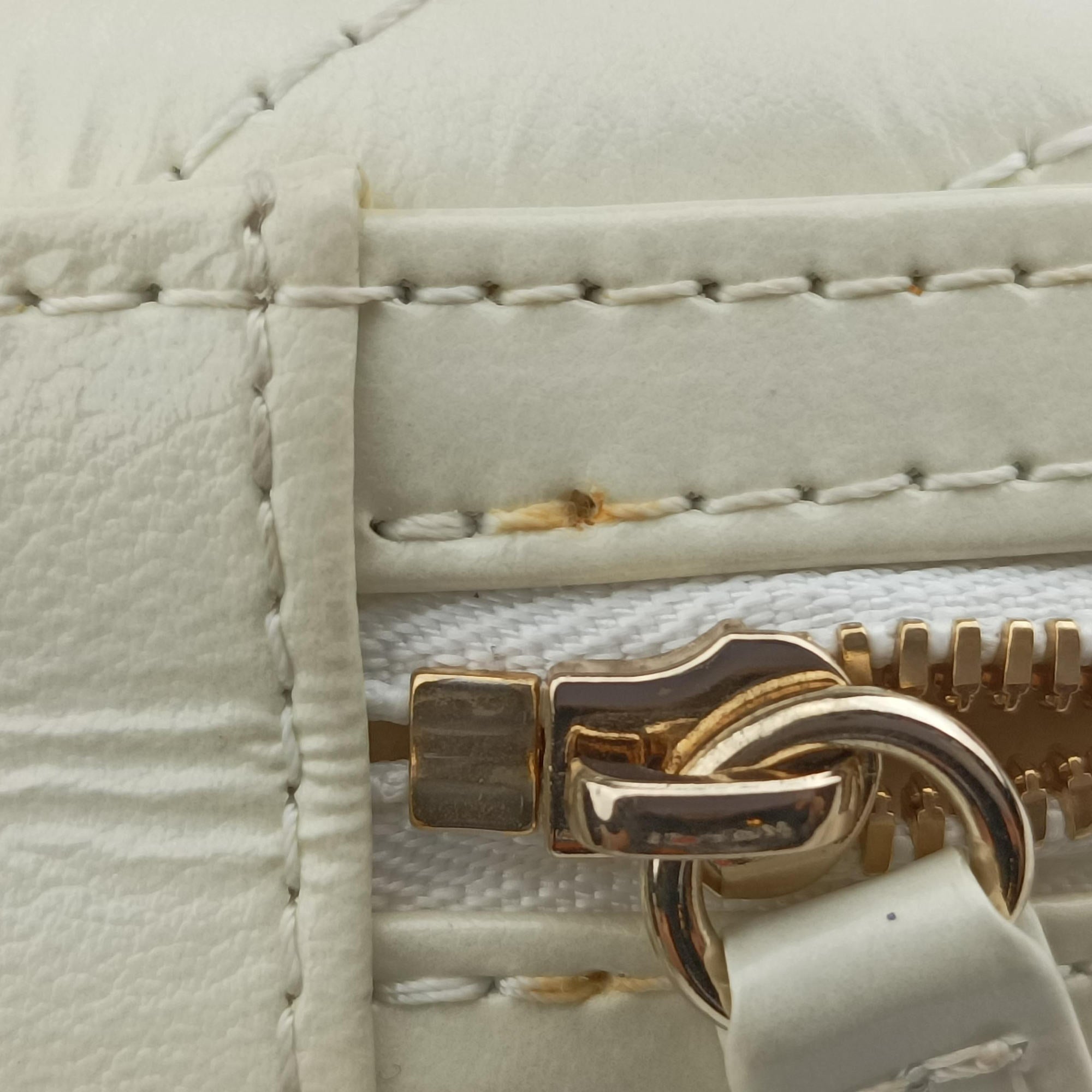 Vintage Chanel LA PAUSA Shiny Chevron Oval Tassel White Leather AS0204 shoulderbag | stylenewstar