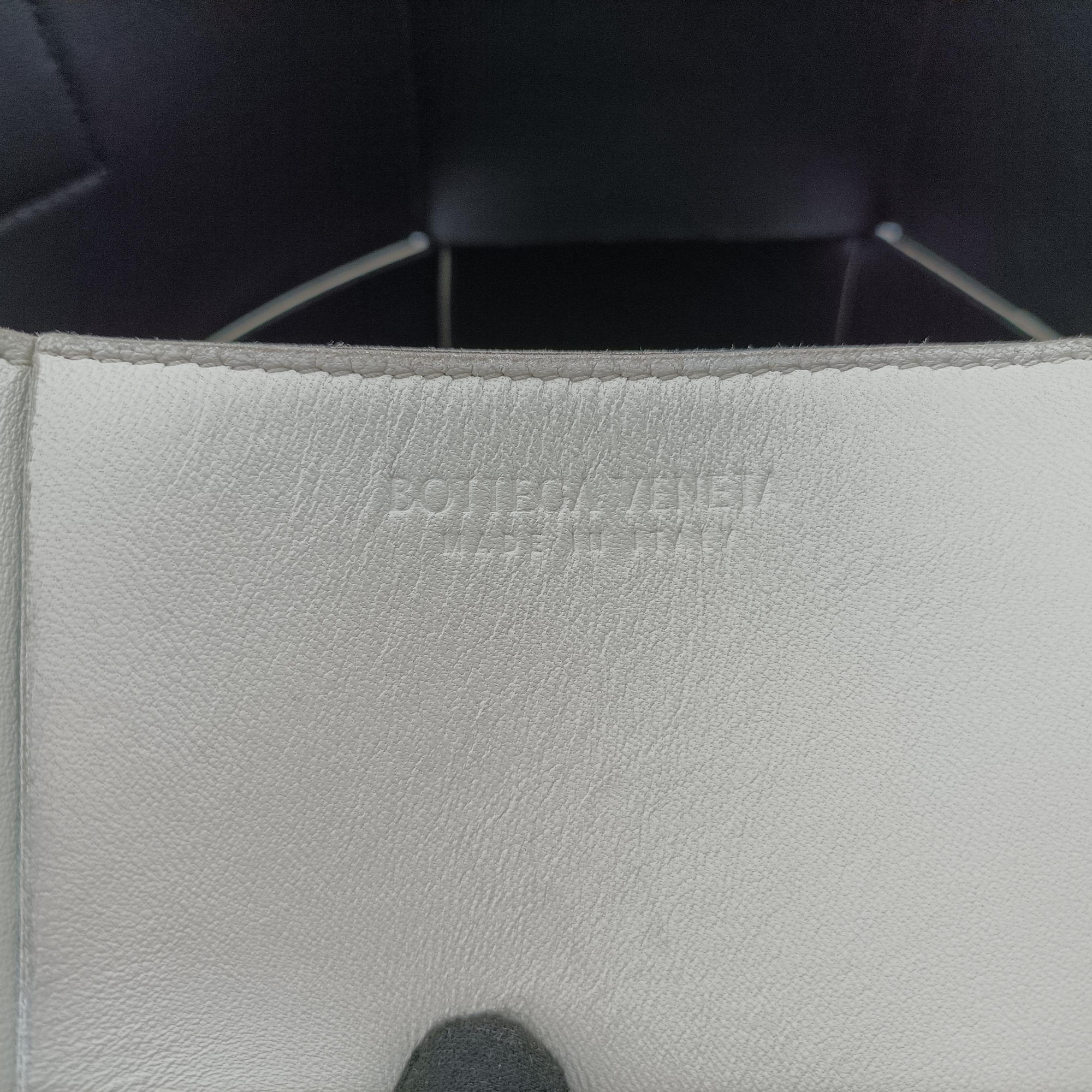 Secondhand Bottega Veneta THE ARCO Tote White lambskin  handbag | stylenewstar