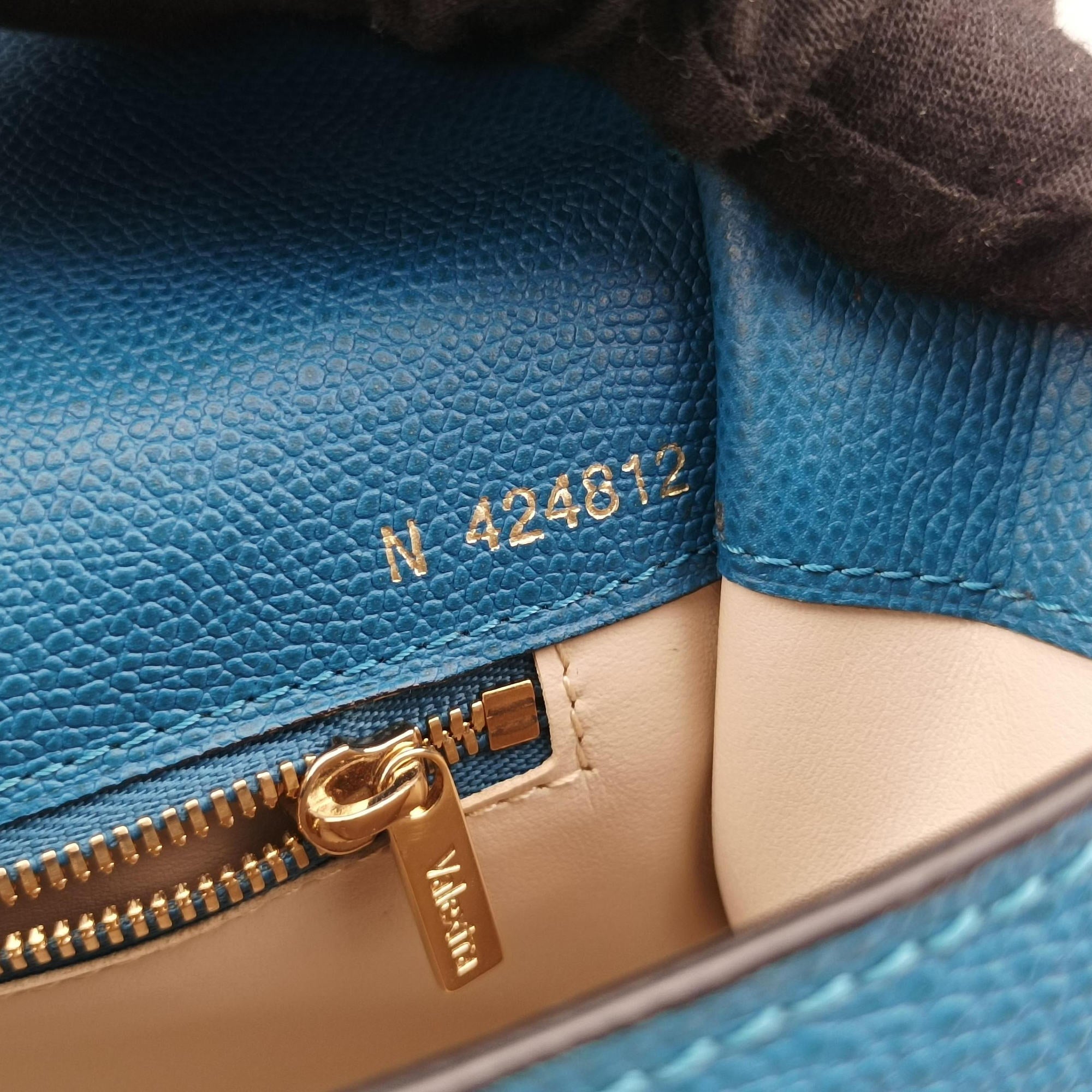 Pre-owned Valextra Iside Blue Calfskin  shoulderbag | stylenewstar