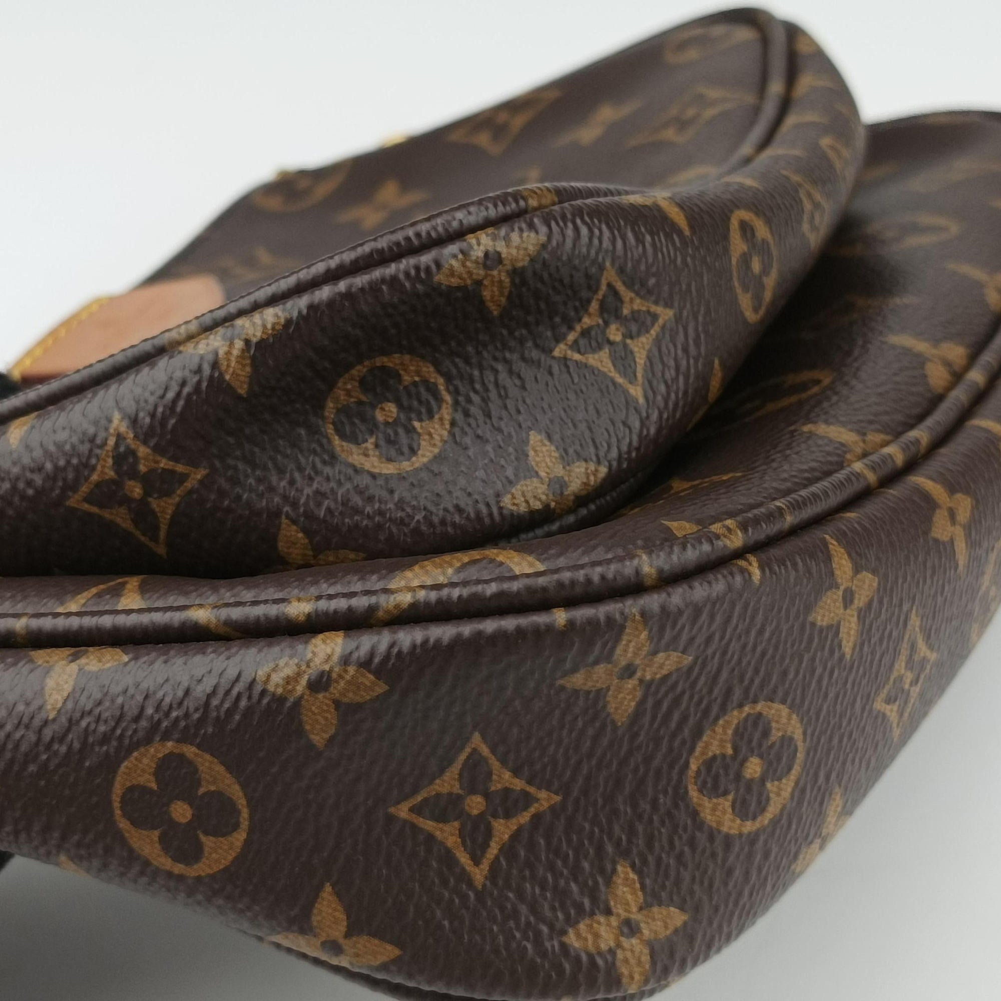 Vintage Louis Vuitton MULTI POCHETTE ACCESSOIRES Brown × Khaki Monogram Canvas M44840 shoulderbag | stylenewstar