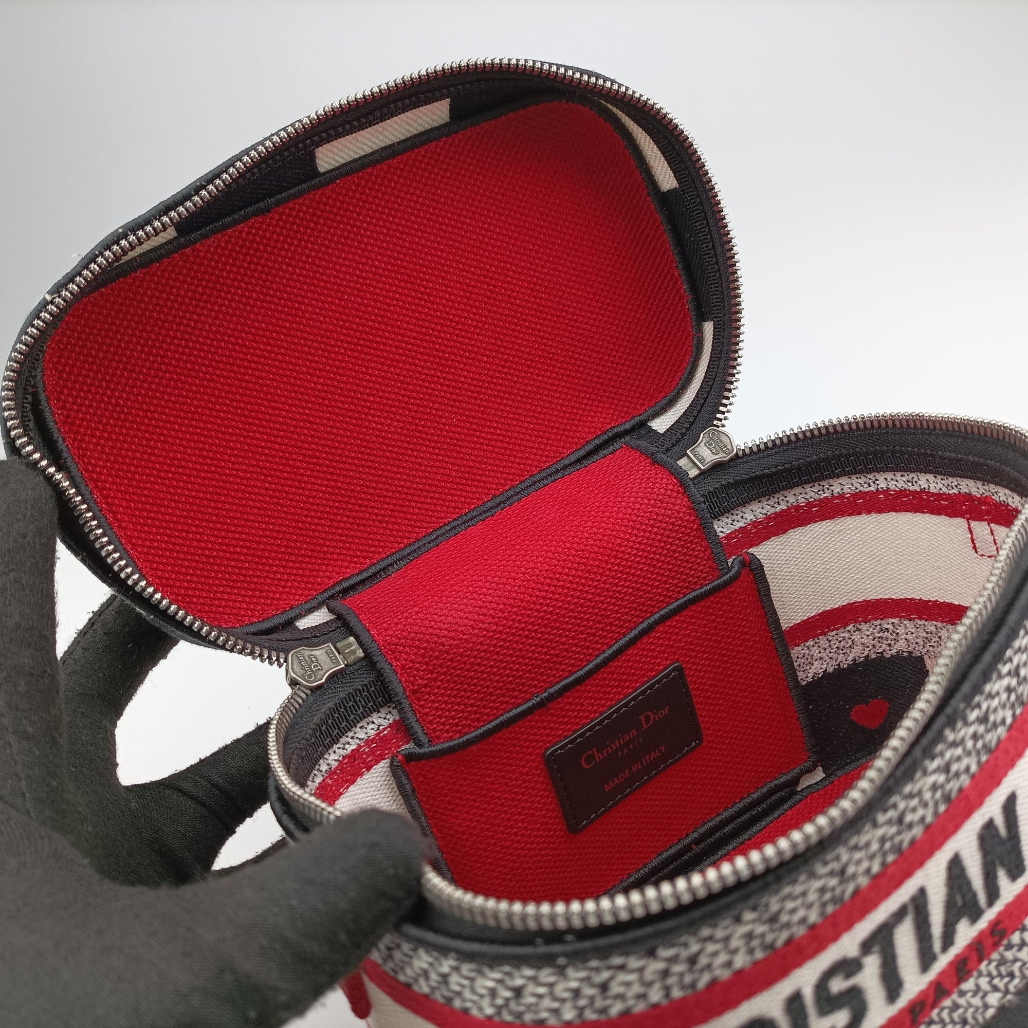 Pre-owned Christian Dior Travel Black × white × red jacquard canvas  shoulderbag | stylenewstar