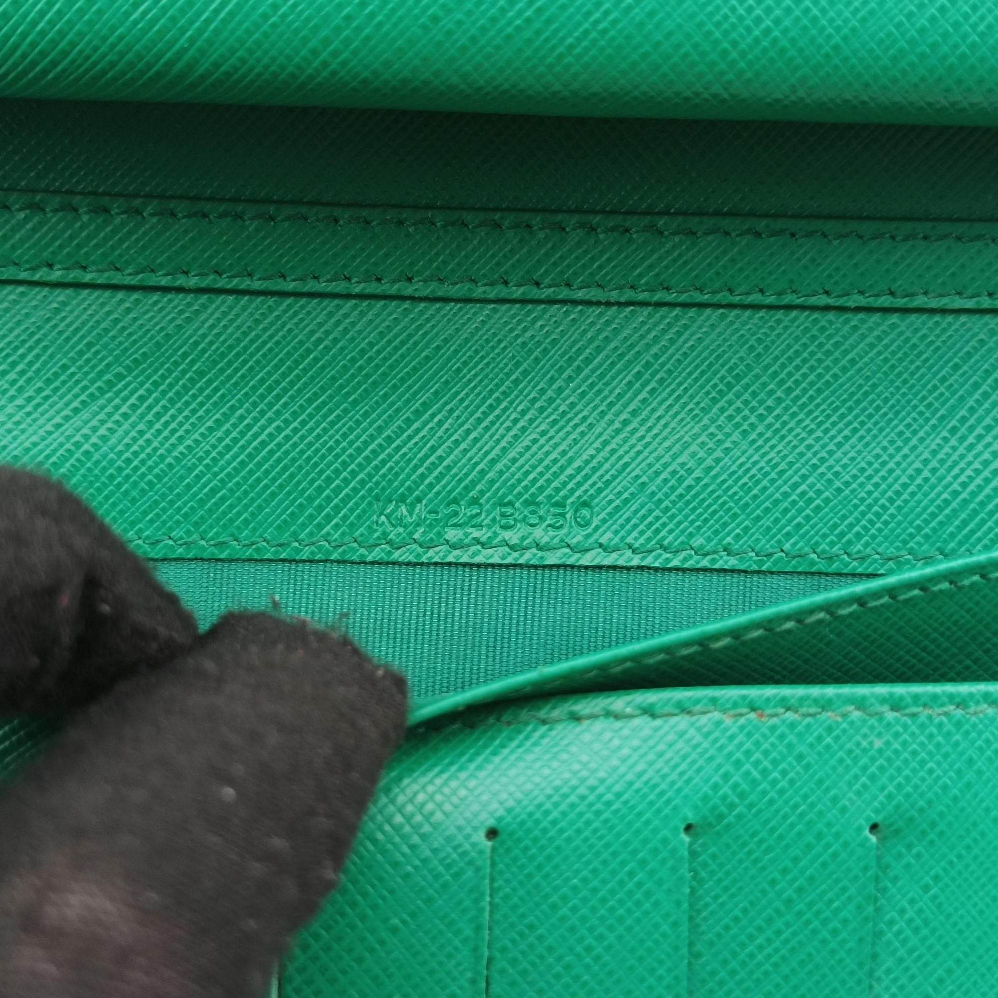 Pre-owned Ferragamo Ginny Vara Green Leather  shoulderbag | stylenewstar